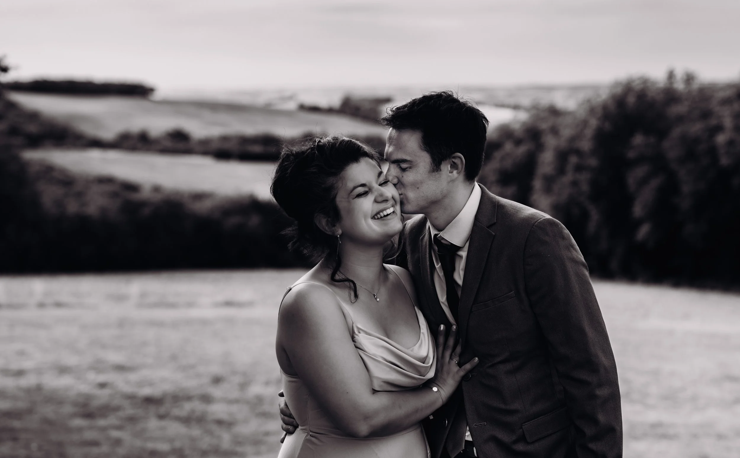 Des amoureux s'enlaçant lors d'un mariage à la Métairie du Fusté