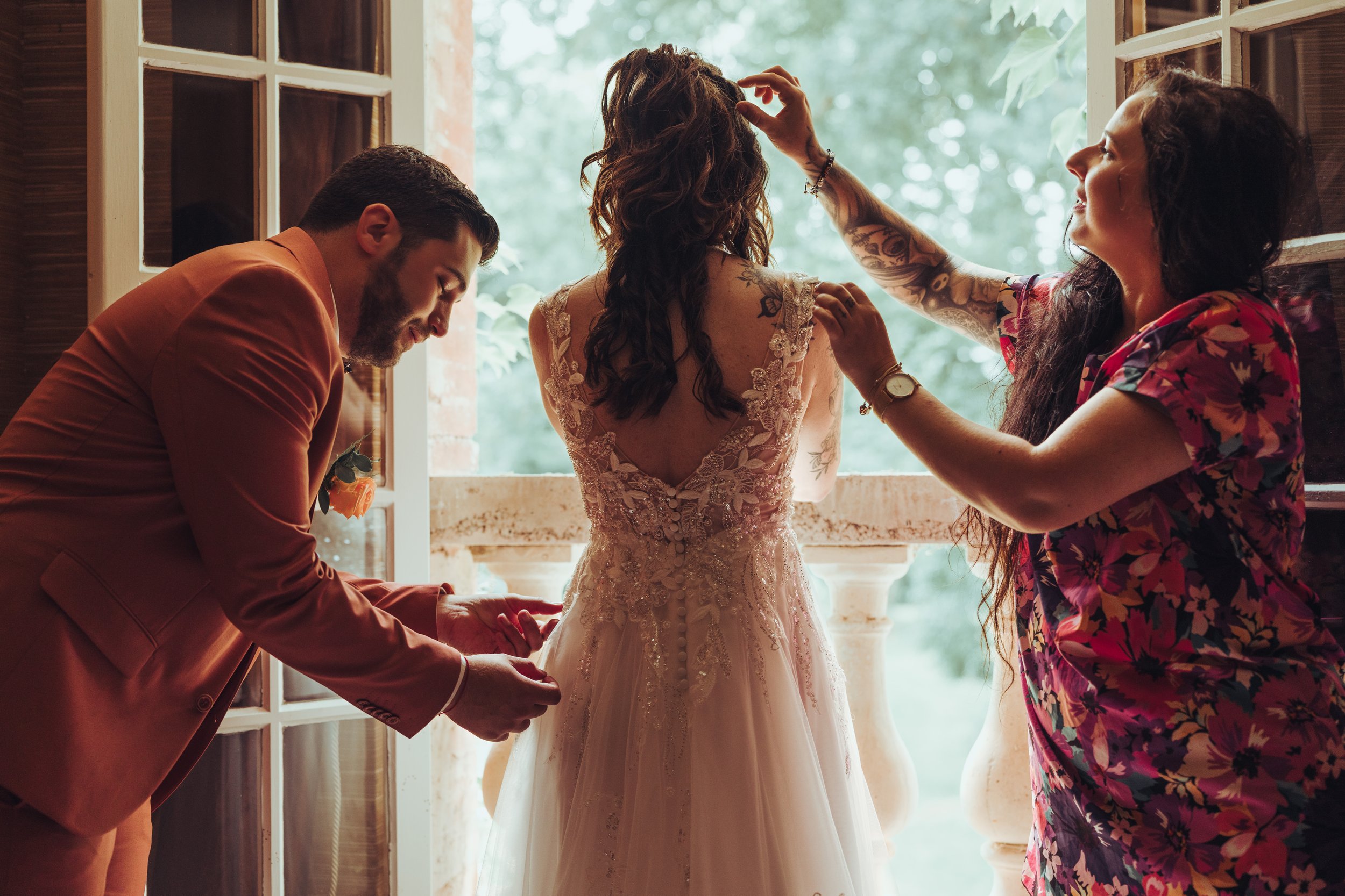 Habillage de la mariée au domaine de Lalanne près de Toulouse, en Occitanie. 