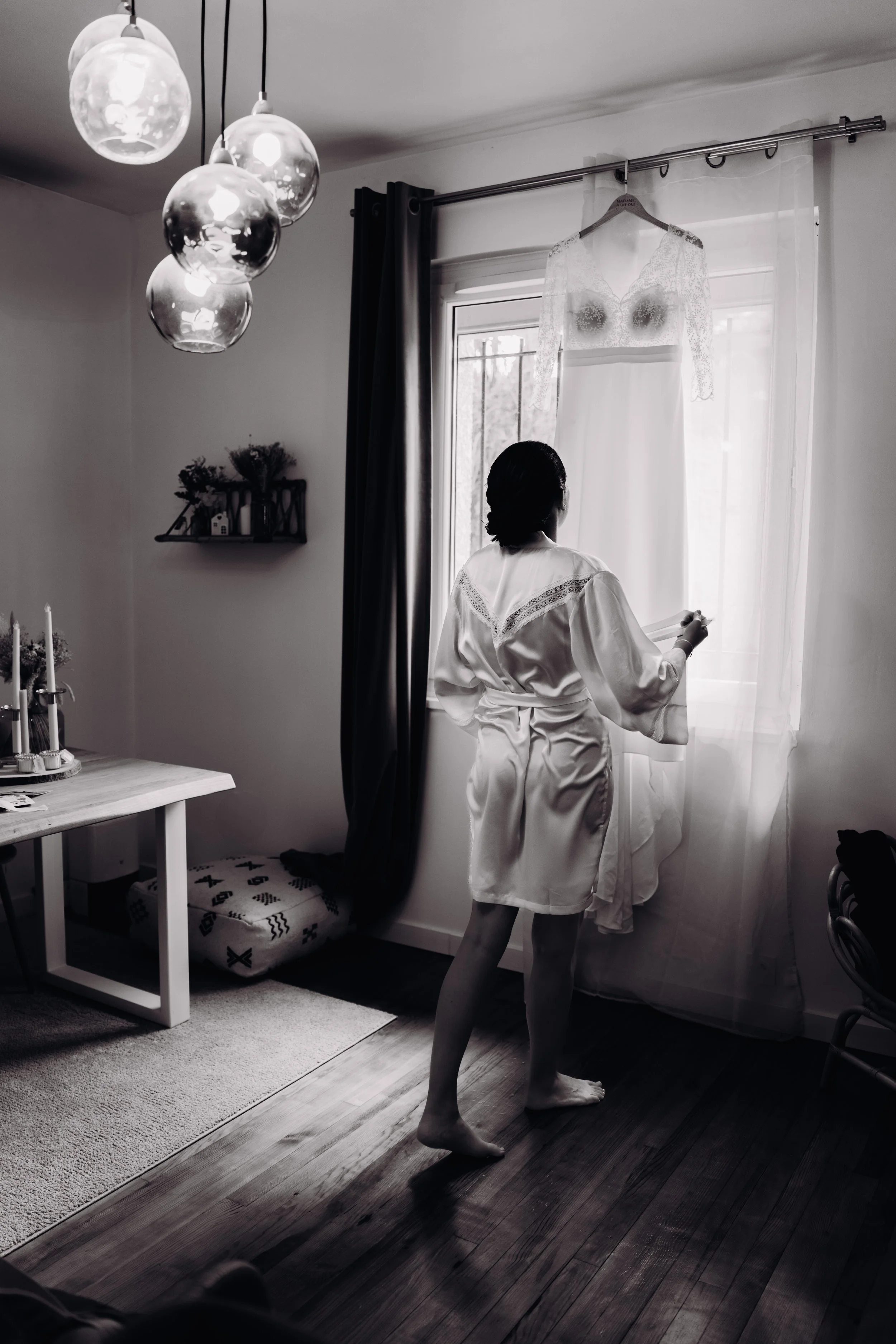 Préparatifs de la mariée avant son mariage à l'église de Tournefeuille près de Toulouse, en Occitanie.