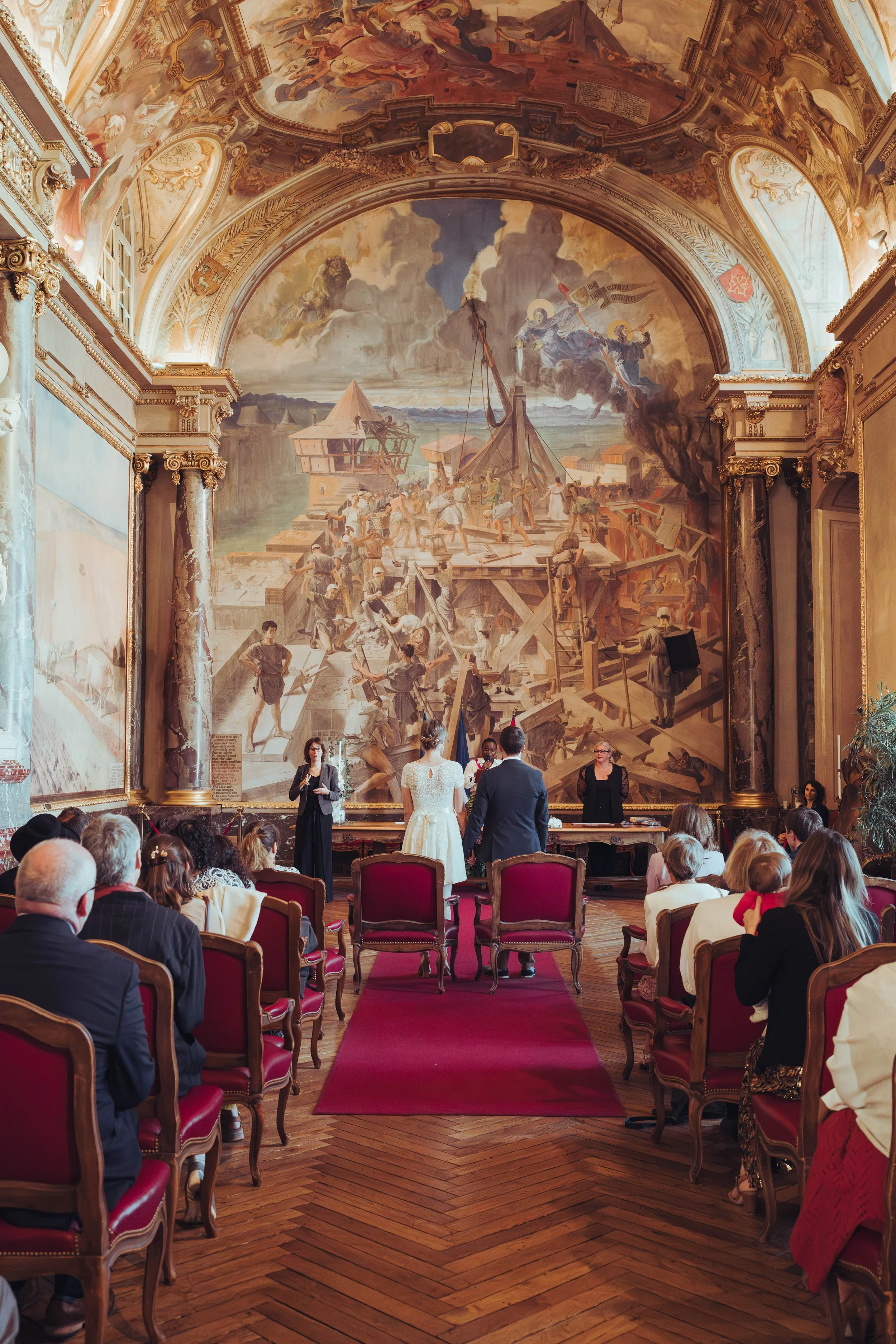 Une cérémonie de mariage dans la salle des illustres du Capitole de Toulouse, Occitanie. 