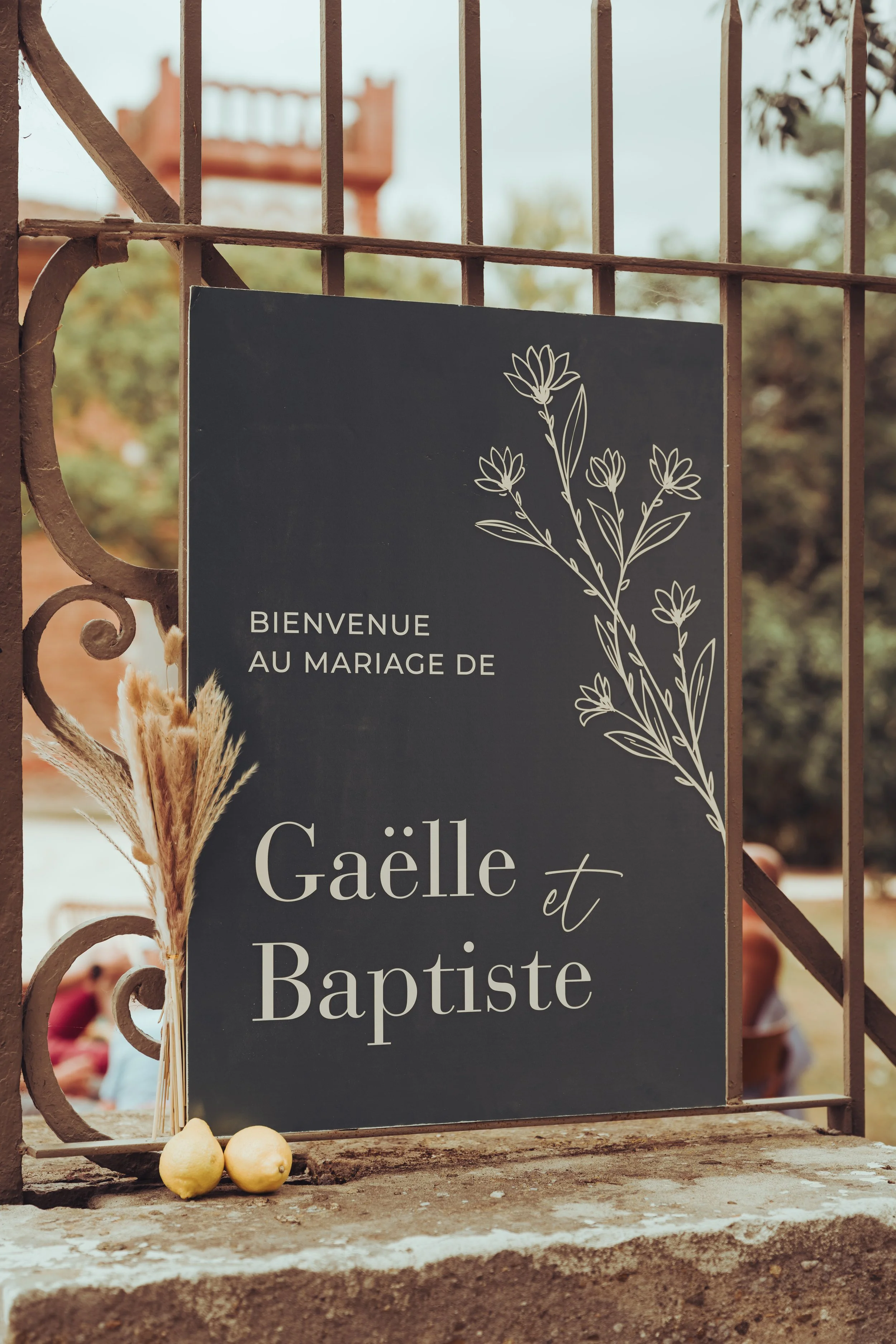 Une affiche d'annonce pour un mariage avec le texte 'Bienvenue au mariage de Gaëlle et Baptiste', à l'Orangerie des Demoiselles de Frouzins près de Toulouse, en Occitanie. 