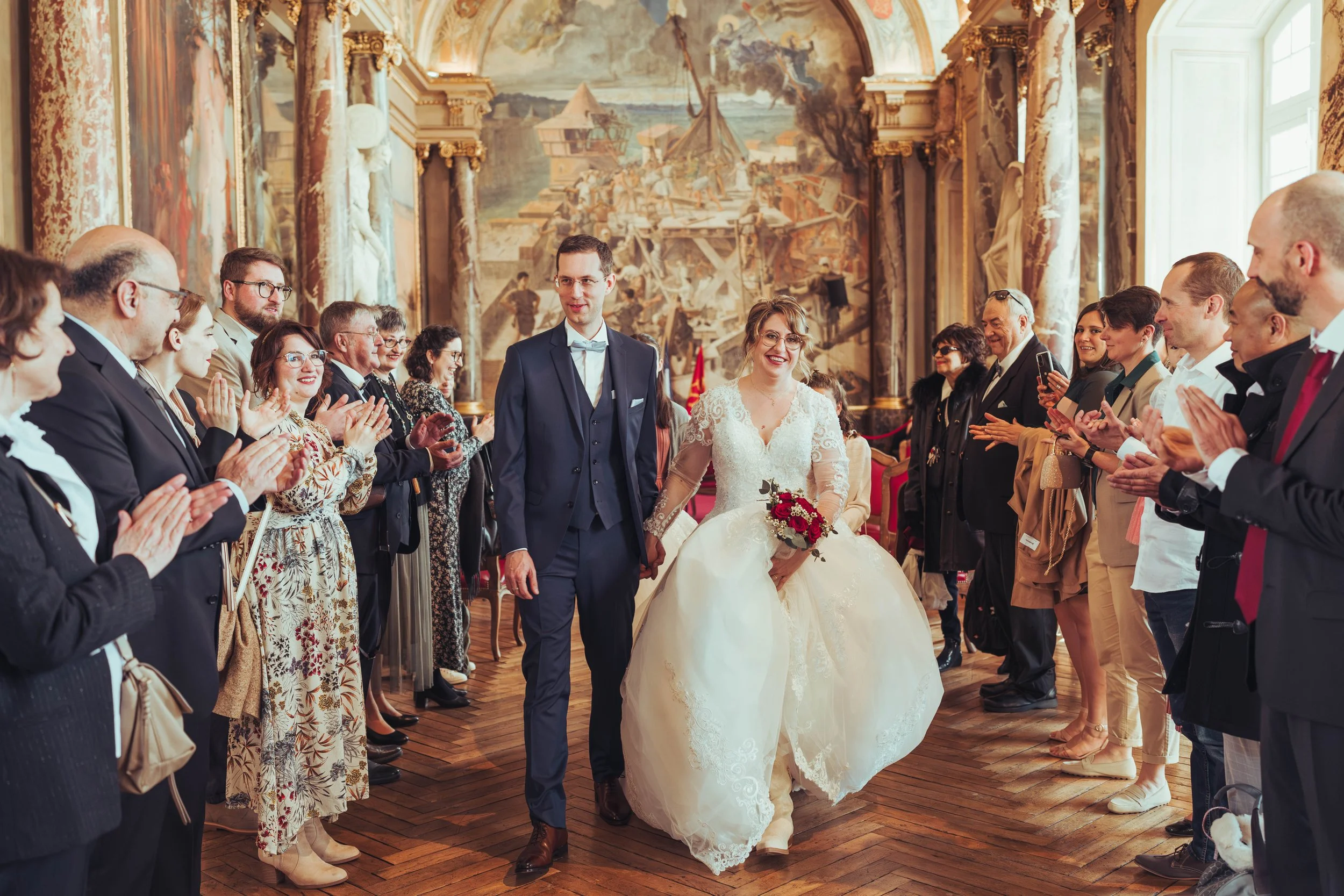 Un couple de mariés termine sa cérémonie de mariage dans la salle des Illustres du Capitole de Toulouse. 