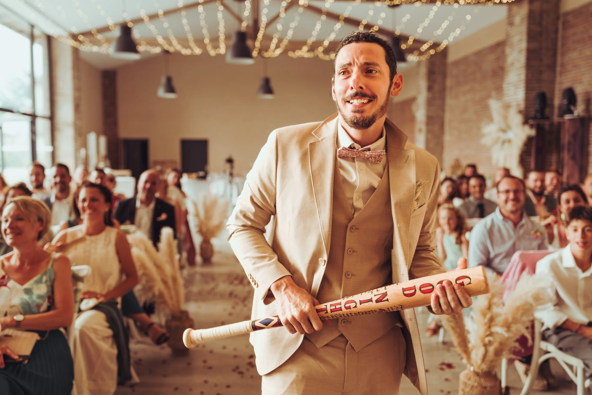 Le témoin de la mariée s'avance vers le marié avec humour à la métairie du Fusté proche de Toulouse, en Occitanie.