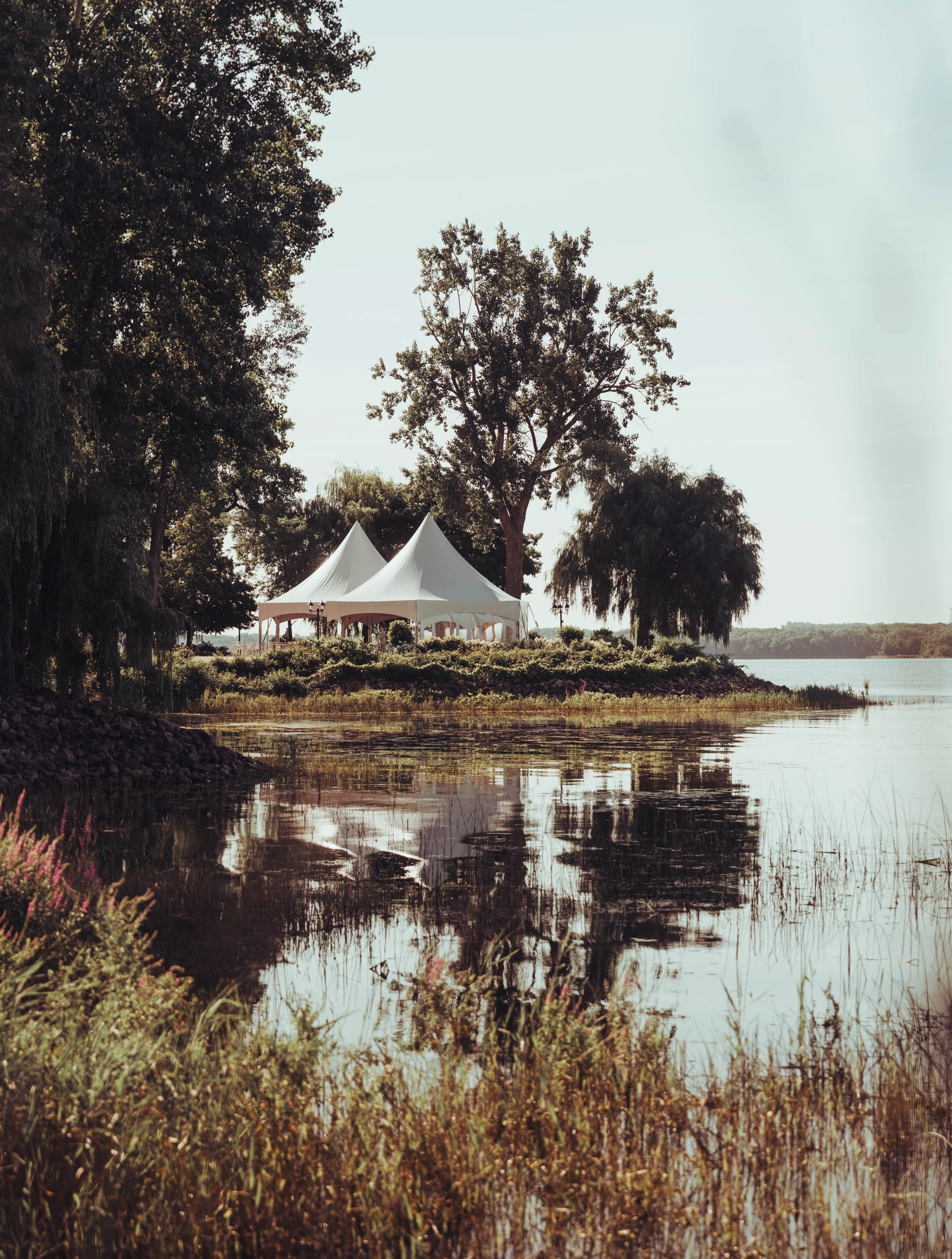 Une tente blanche de forme conique sur une île au bord du lac du château Vaudreuil près de Montréal, au Canada.