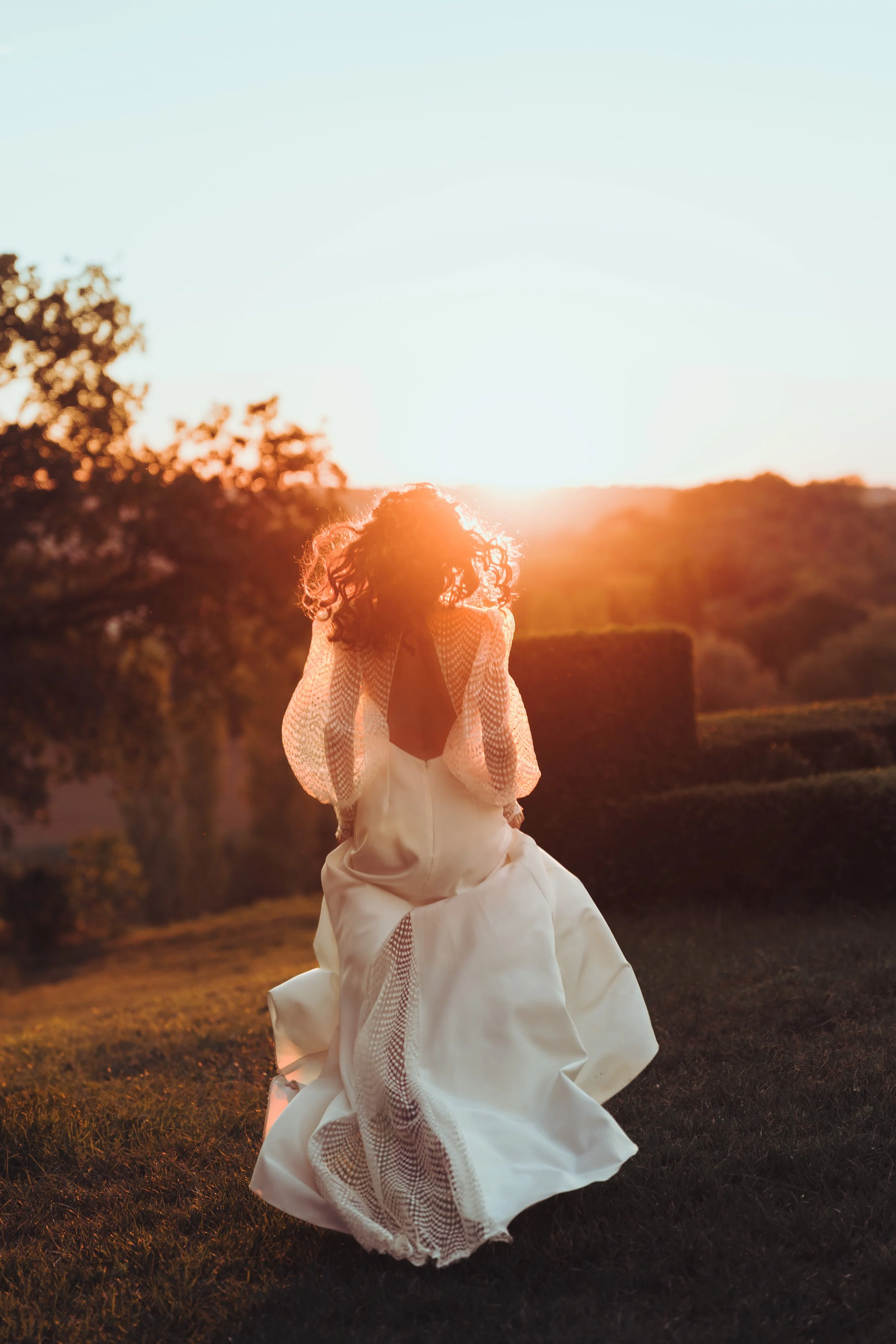 La mariée court dans le couché du soleil au domaine de Gailhaguet proche de Toulouse. 