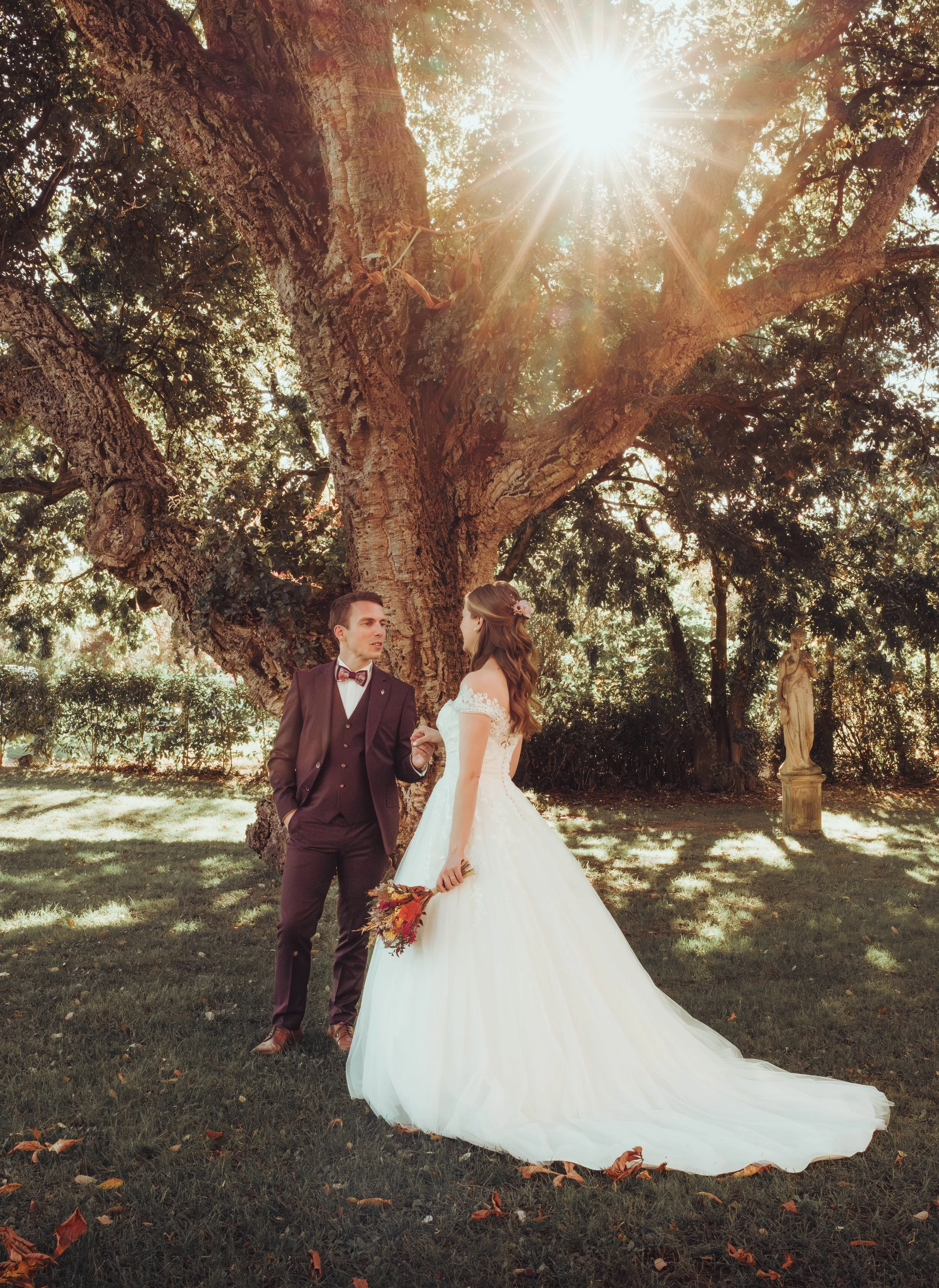 Photo de couple dans les jardins du manoir du Thouron près de Toulouse, en Occitanie. 