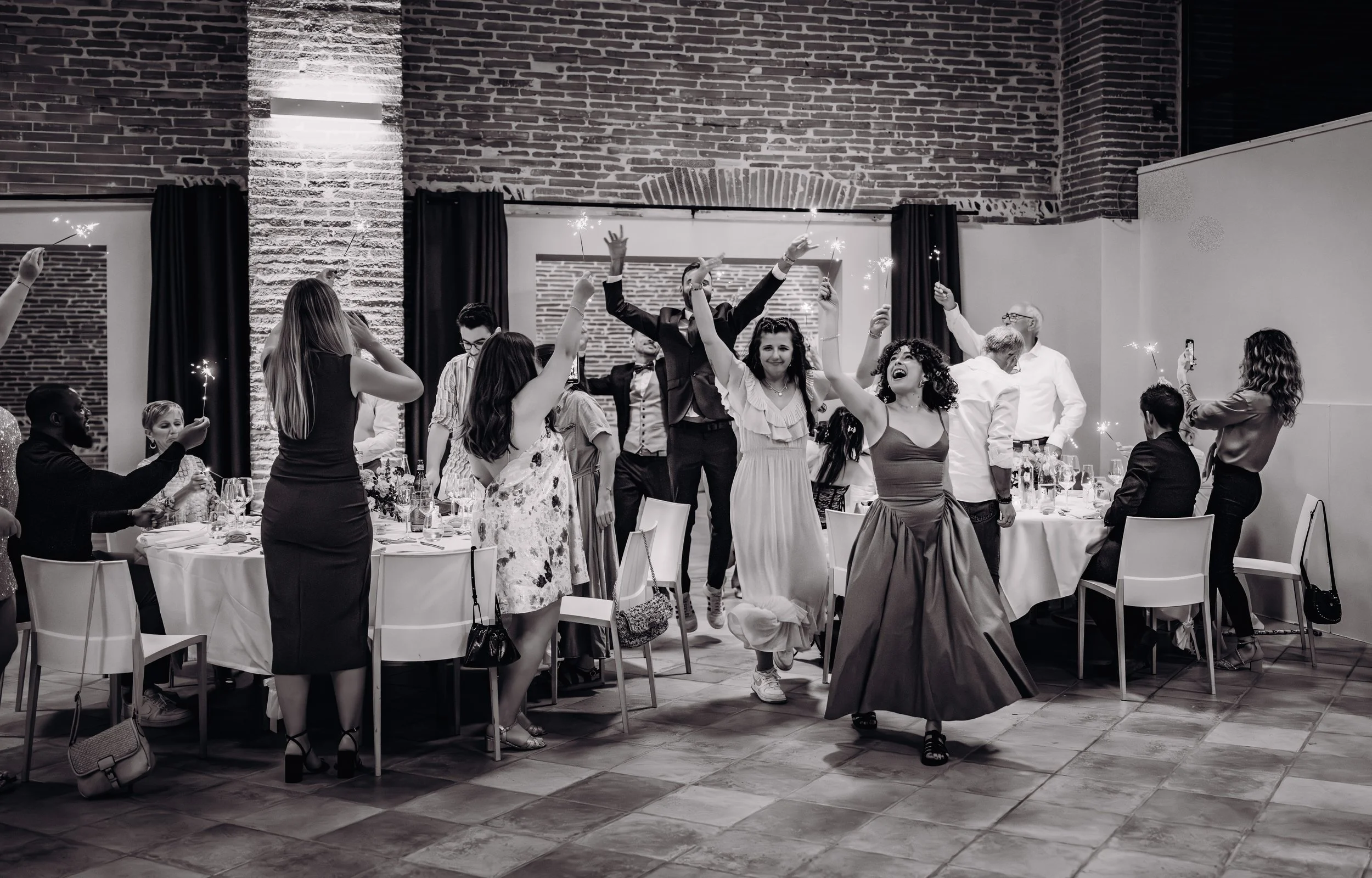 Entrée en salle festive des mariés et leurs témoins pour la soirée de mariage au Mas des Canelles près de Toulouse, en Occitanie. 