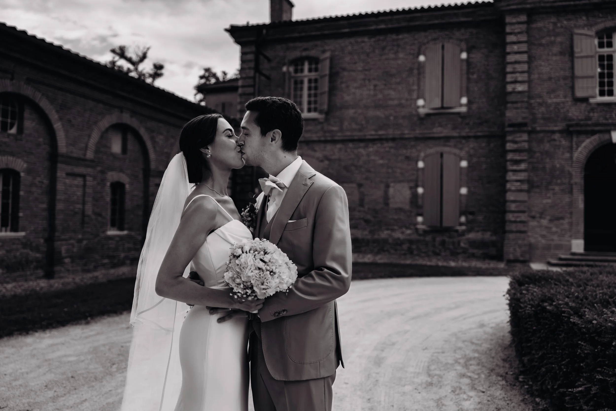 Photo de couple devant l'Orangerie des demoiselles près de Toulouse, en Occitanie après le mariage à l'église. 