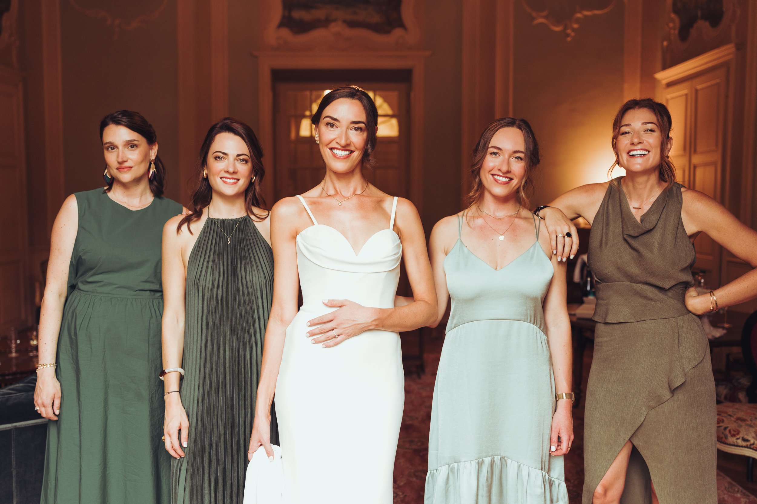 La mariée et ses demoiselles d'honneur après les préparatifs de la mariée à l'Orangerie des Demoiselles de Frouzins près de Toulouse, en Occitanie. 