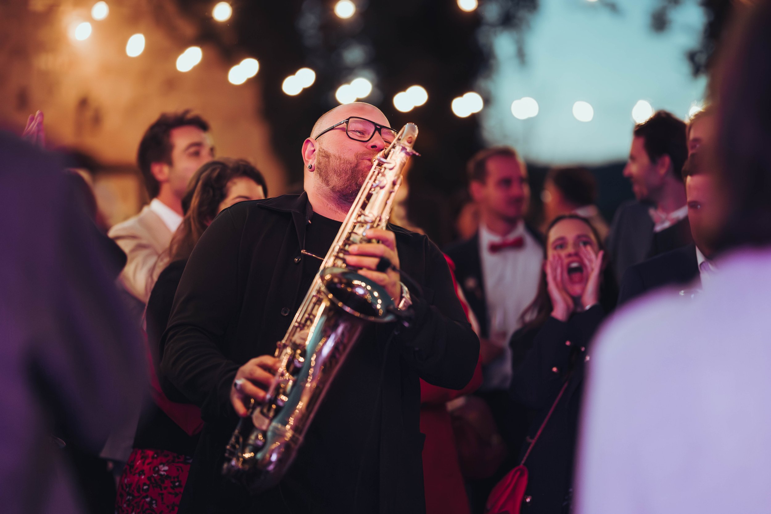 Un homme jouant du saxophone lors d'un mariage au manoir de Lisle, proche de Toulouse, en Occitanie.