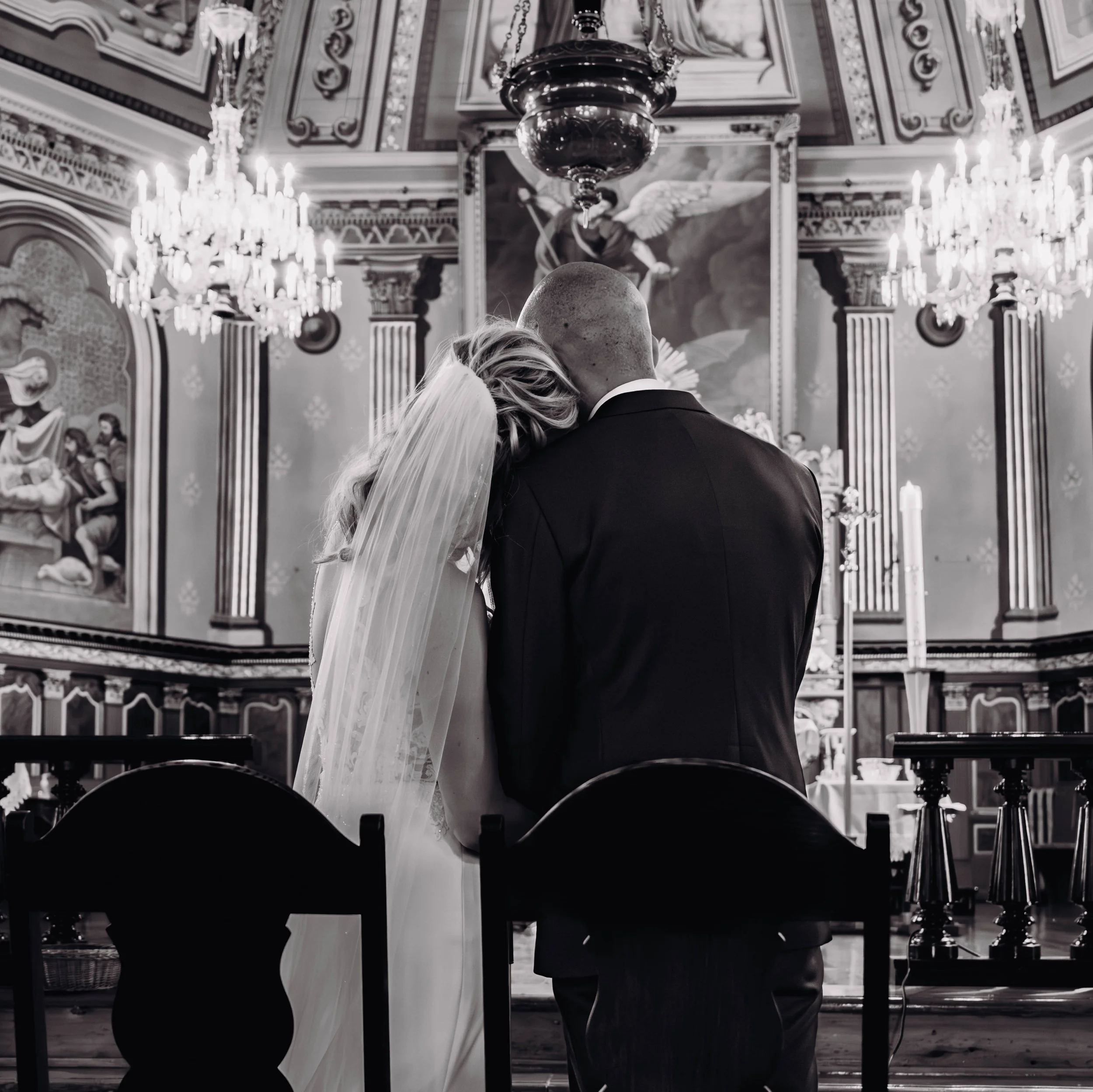 Un couple de mariés en train de s'enlace dans une église proche de Montréal, Canada.