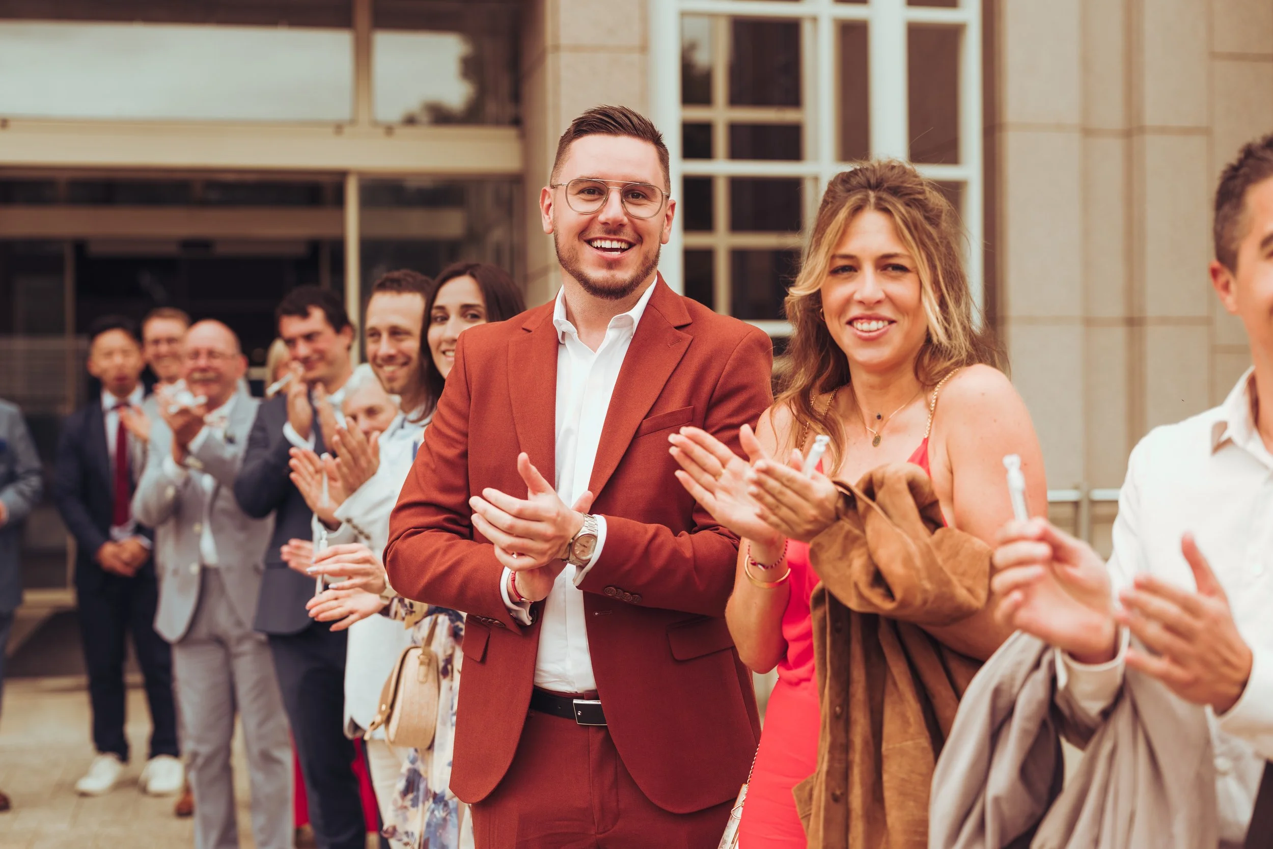 Les invités applaudissent qui viennent de finir leur cérémonie de mariage civile à la mairie de Colomiers, près de Toulouse, en Occitanie. 