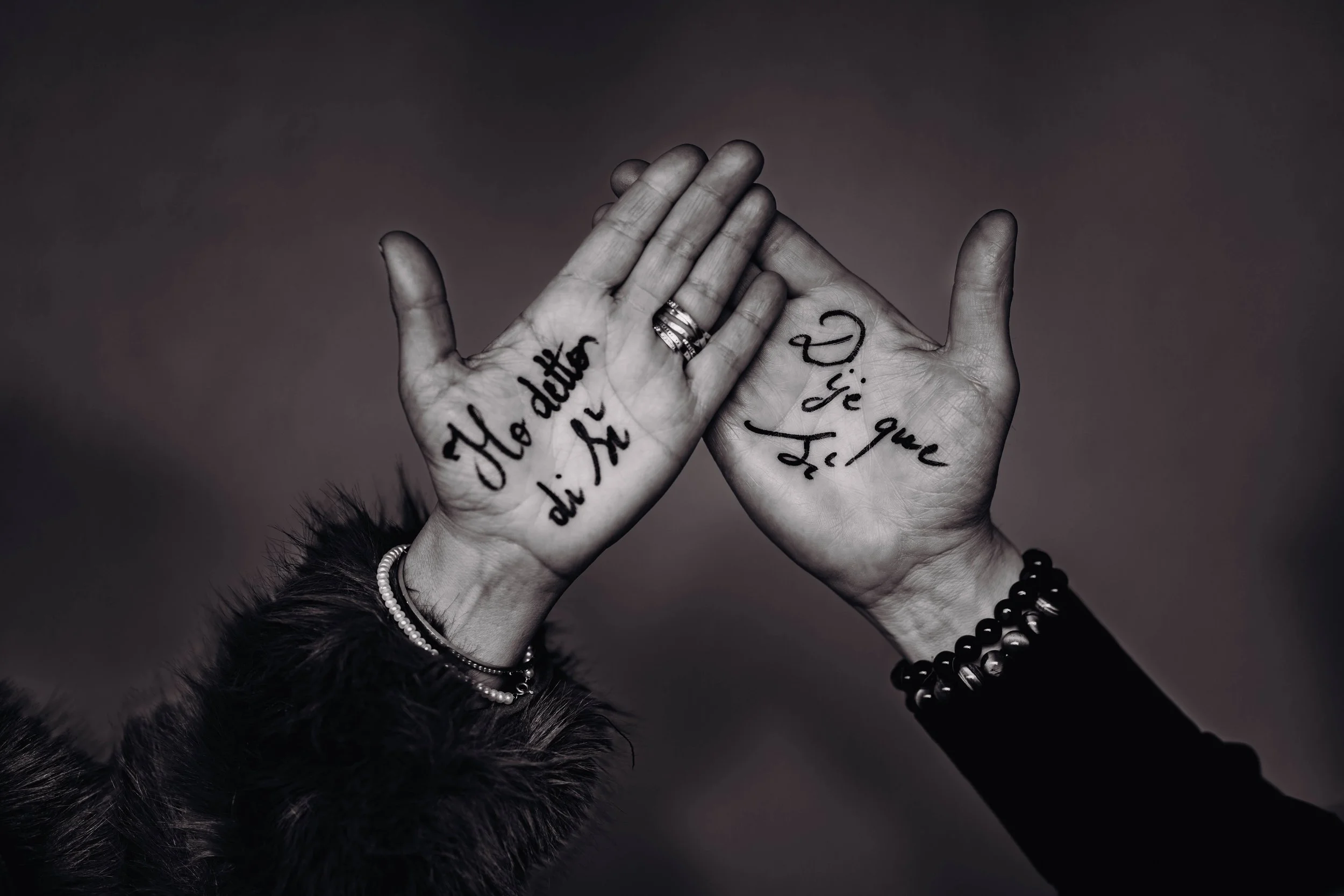 Petit jeu entre des mariés proche de Toulouse, Occitanie. 