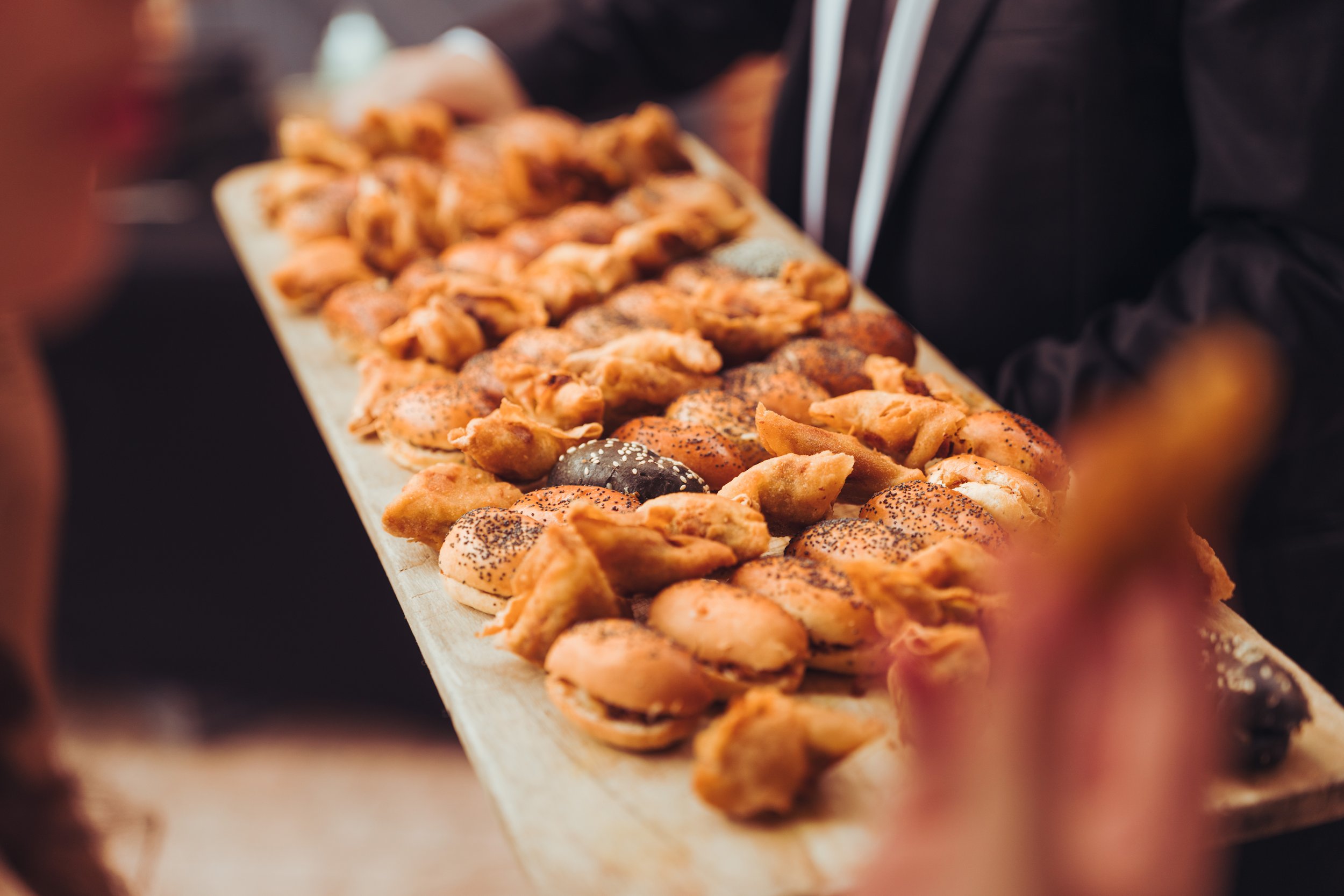 Assiette avec une variété de petits pains et de pâtisseries appétissantes préparées par PGN traiteur pour un mariage au Mas des Canelles près de Toulouse, en Occitanie. 