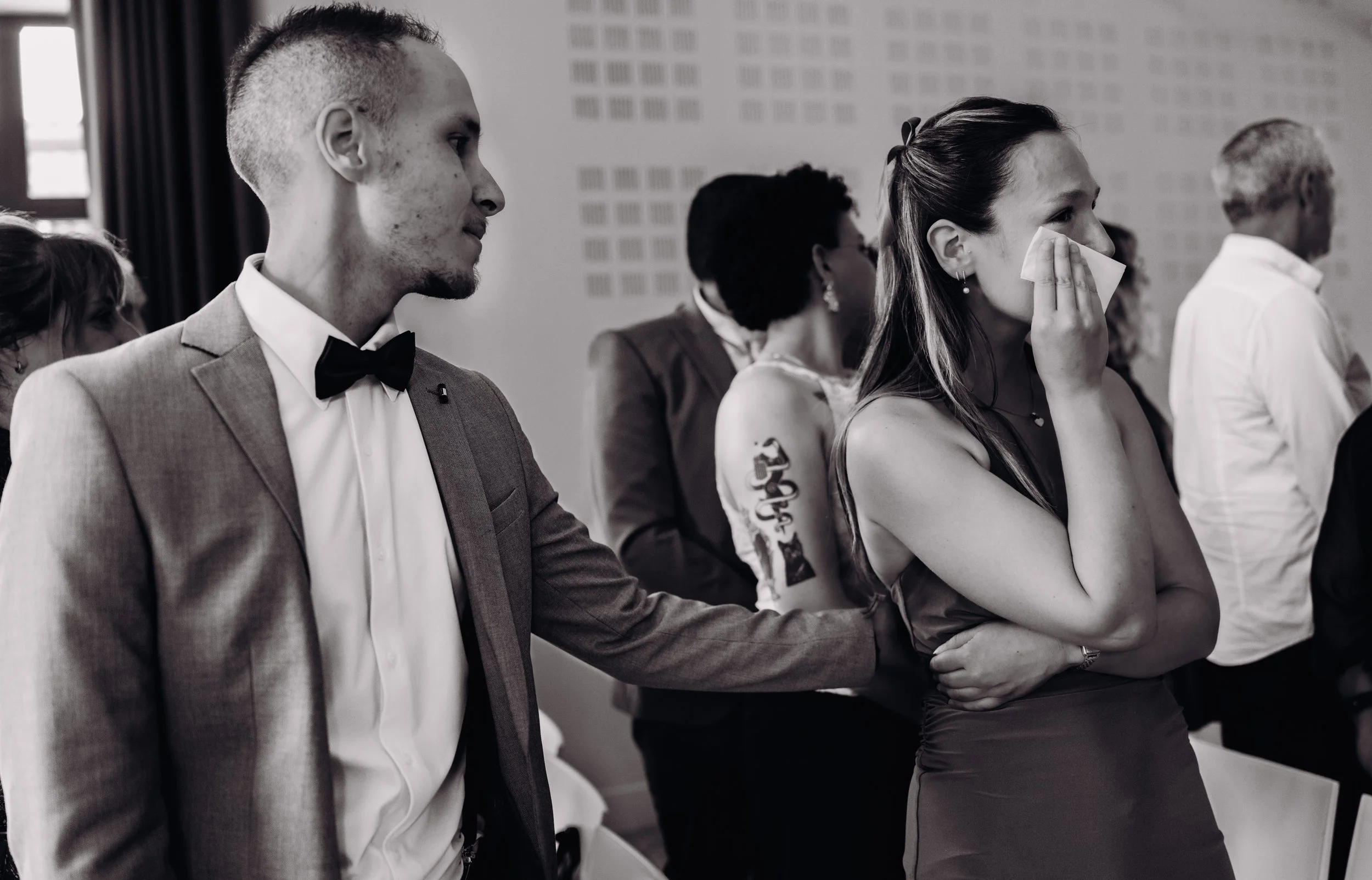 Les invités d'un mariage au Mas des Canelles proche de Toulouse, en Occitanie est émue par l'entrée des mariés. 