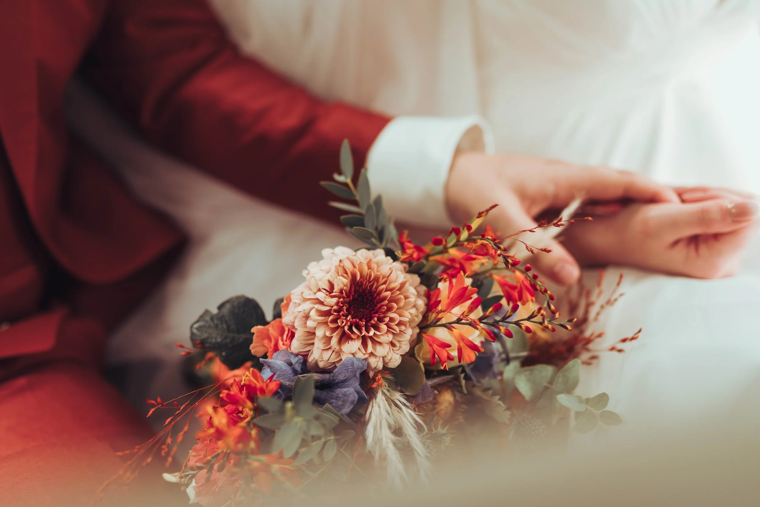 Moment de complicité entre les mariés après leur cérémonie religieuse. Ils retournent au domaine de Gailhaguet, proche de Toulouse, pour leur soirée festive entourée de leurs proches.