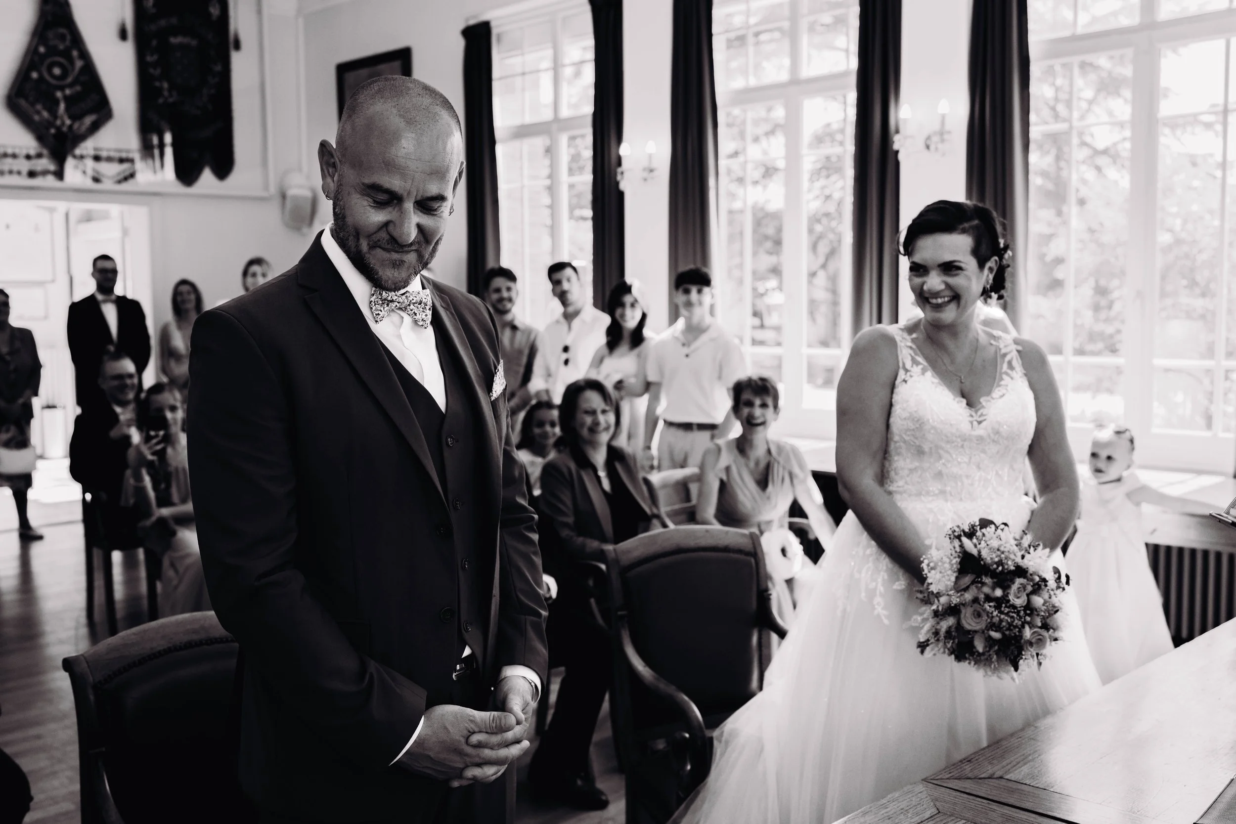Mariage à la mairie de Grenade, proche de Toulouse, en noir. Le marié est ému par sa cérémonie civile. 