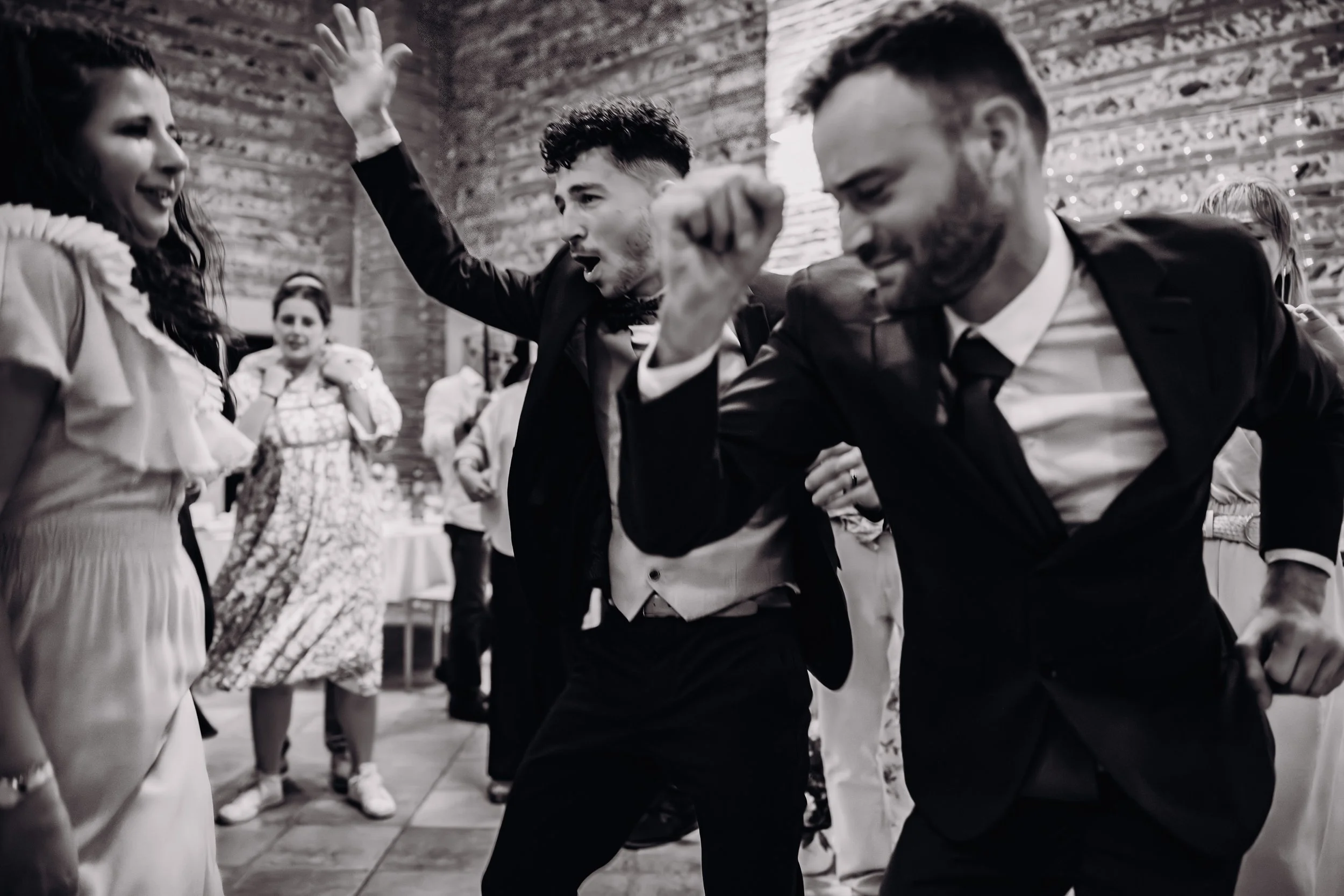 Les invités d'un mariage danse au Mas des Canelles près de Toulouse, en Occitanie. 