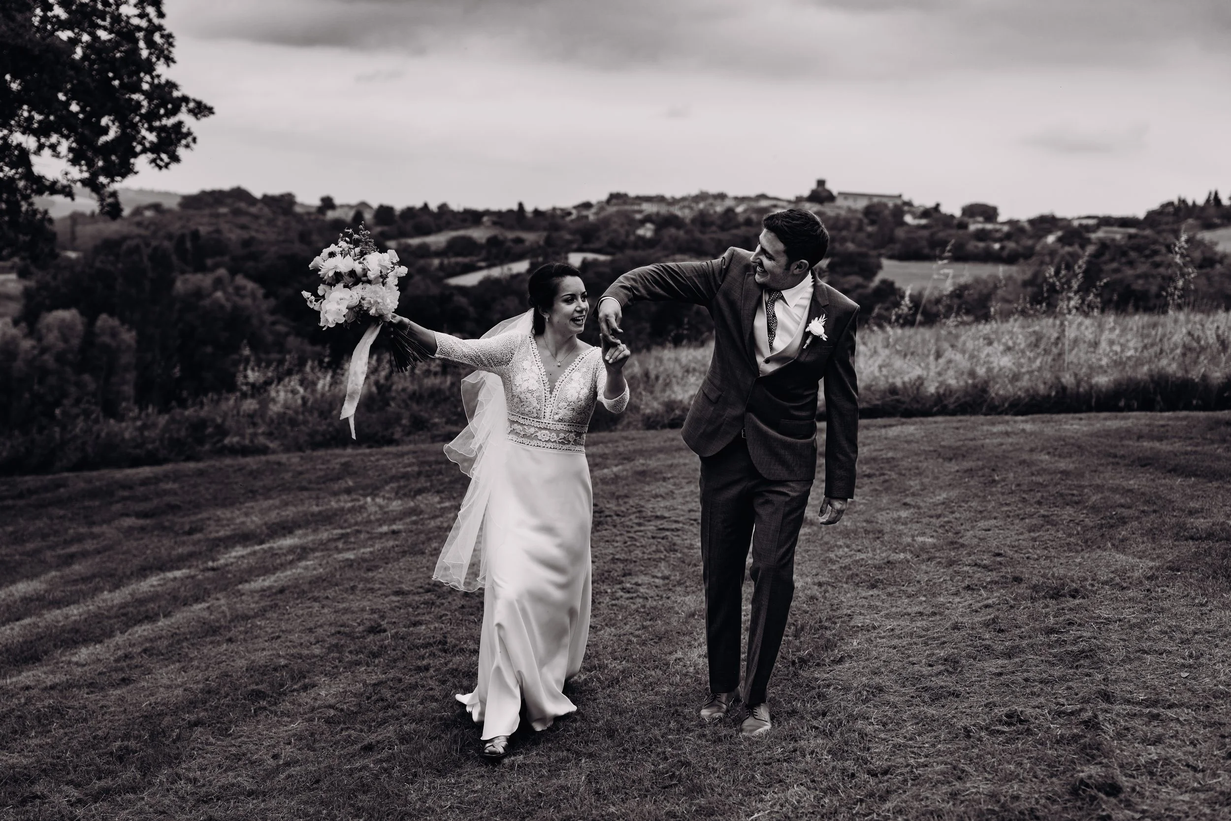 Danse improvisée des mariés dans les jardins arborés du domaine de Gailhaguet près de Toulouse, en Occitanie. 