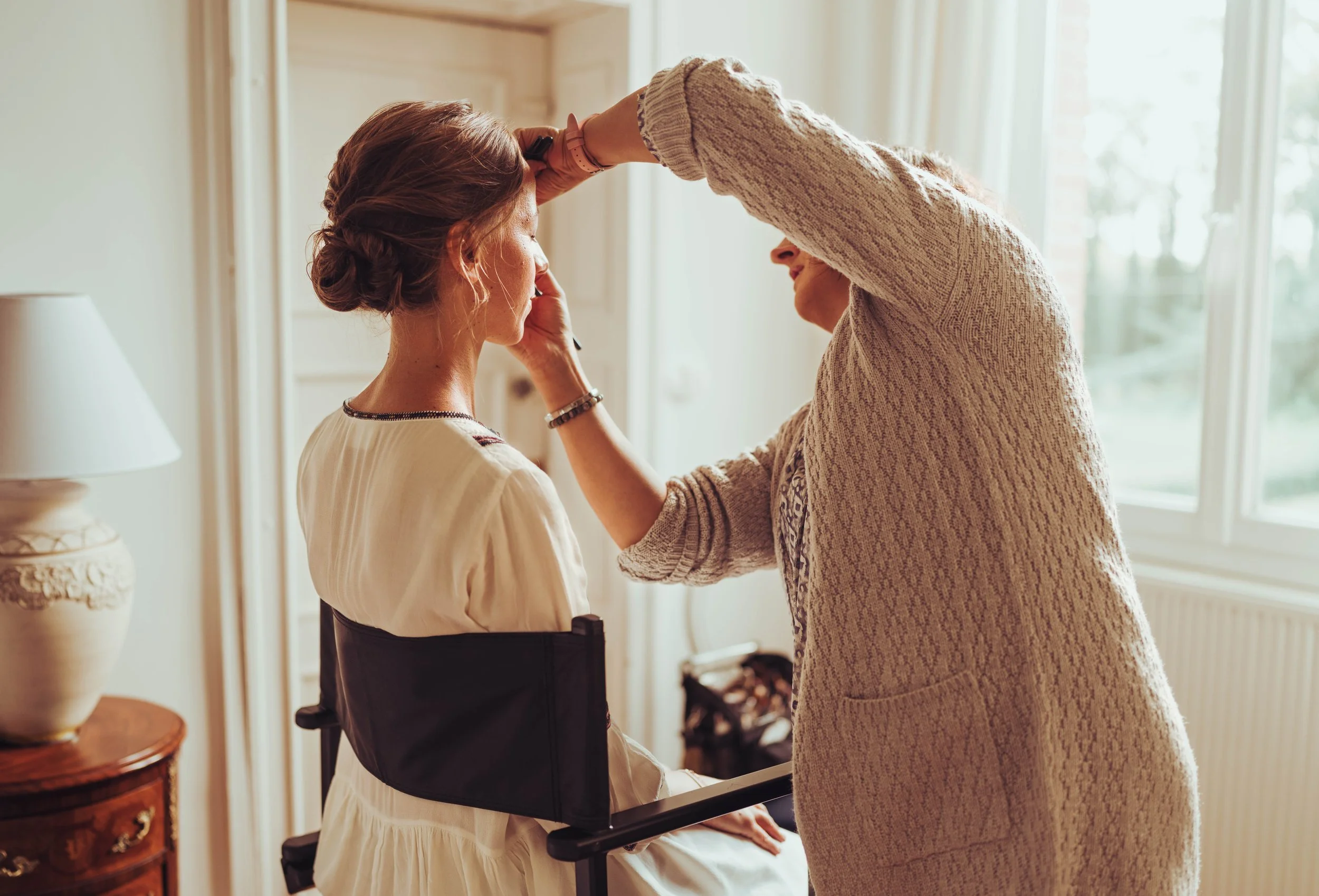 Mise en beauté de la mariée au manoir de Lisle, entre Toulouse et Albi, avant de se rendre à sa cérémonie religieuse à l'église de Lisle sur Tarn. 