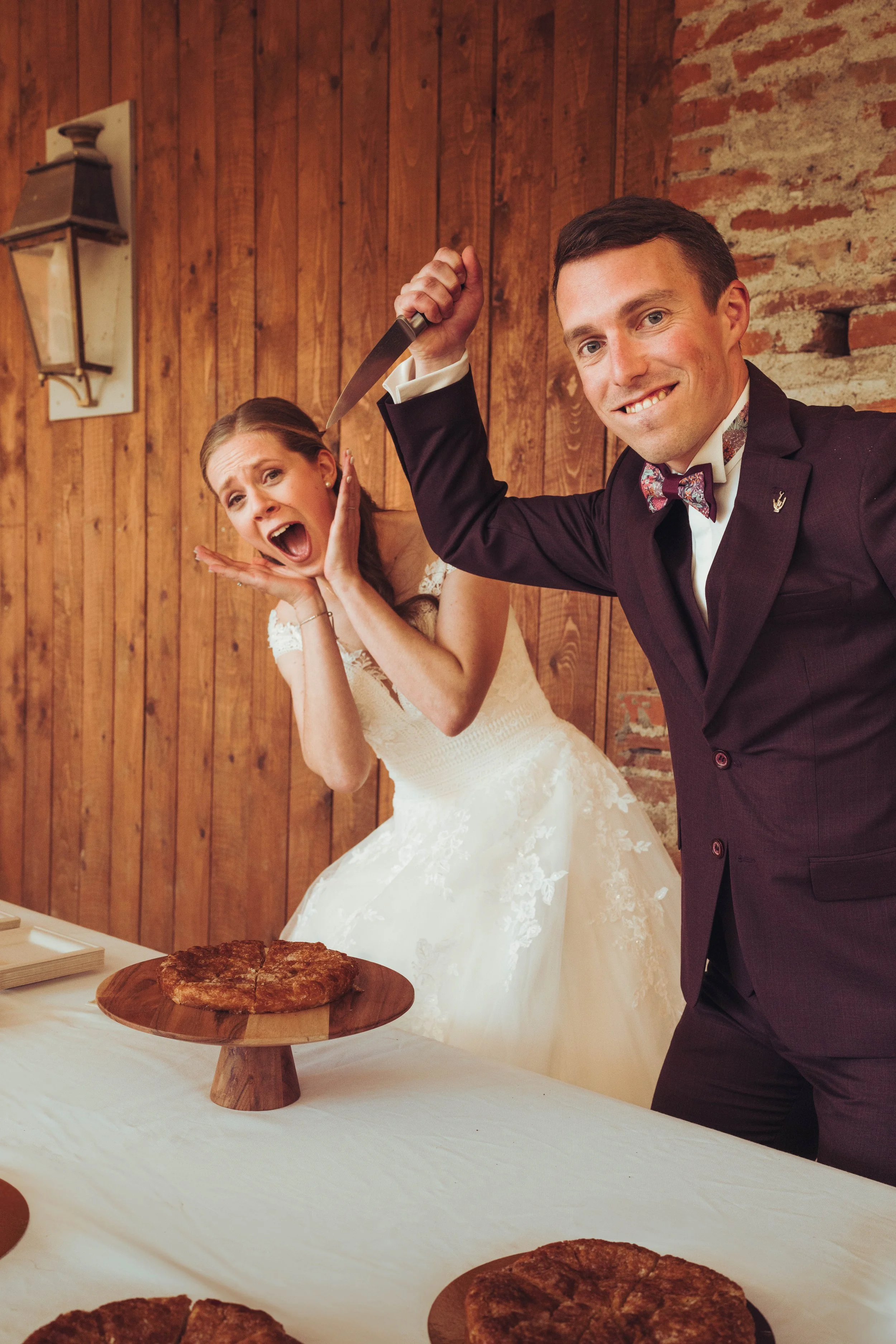 Le marié va découper les gâteaux de mariage au manoir du Thouron près de Toulouse, en Occitanie. 