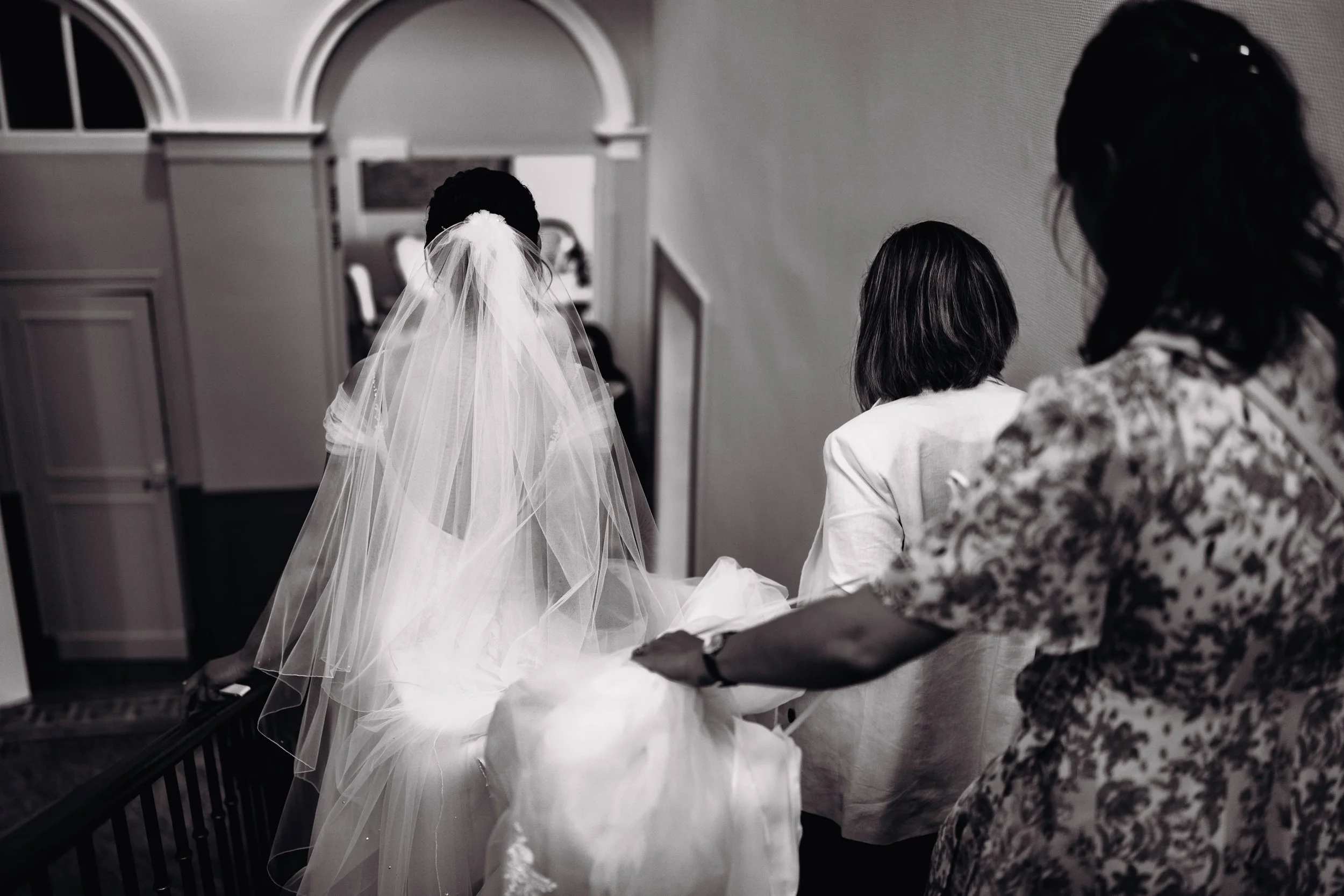 La mariée descend les escaliers à l'Orangerie des Demoiselles près de Toulouse, en Occitanie. 