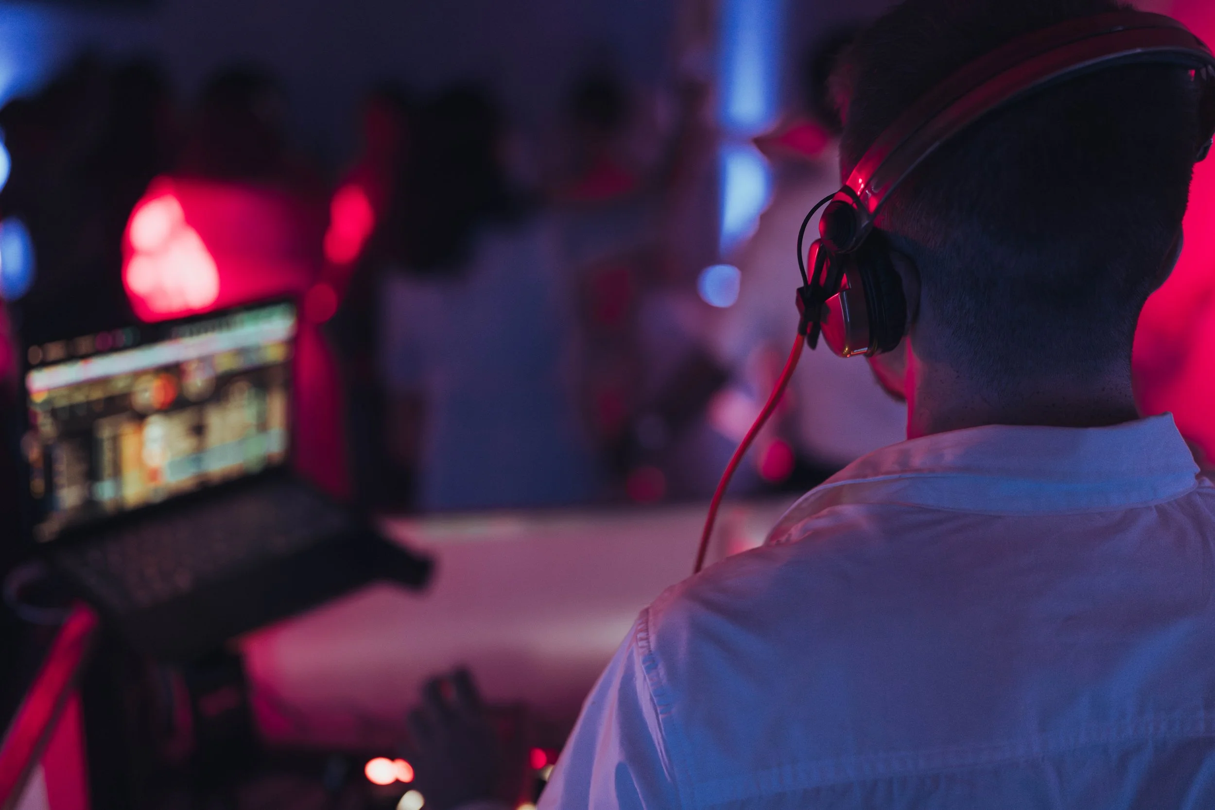 Un DJ animant la soirée de mariage au manoir de Lisle près de Toulouse, en Occitanie. 