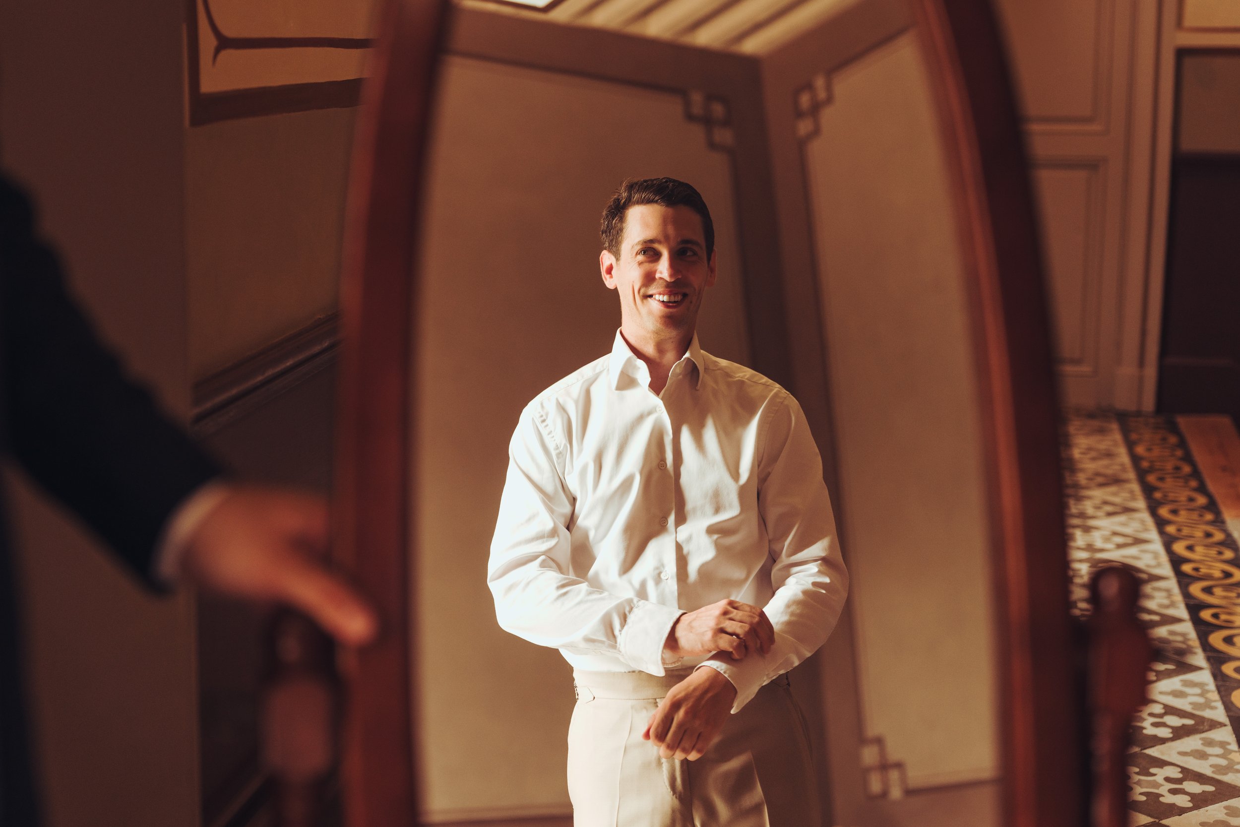 Préparatif du marié au domaine de Gailhaguet de Frouzins près de Toulouse, en Occitanie. 