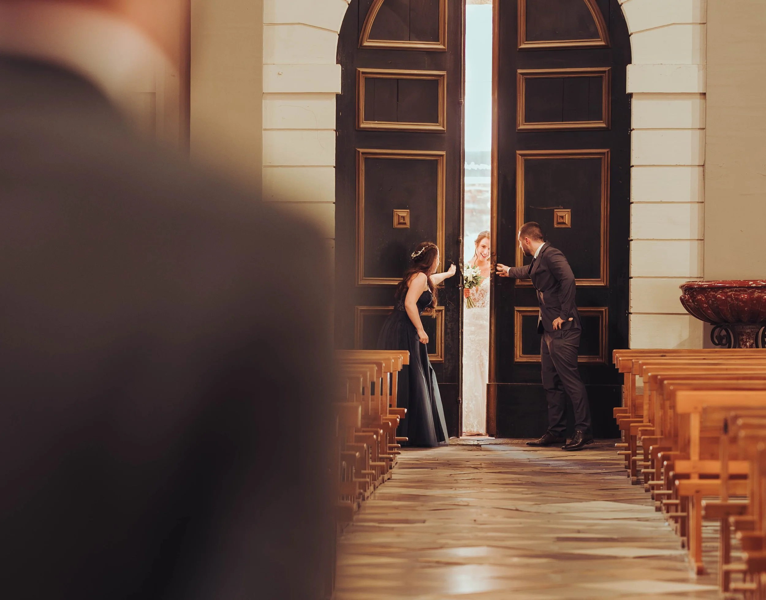 On aperçoit la mariée alors que les portes de l'église de Muret proche de Toulouse s'ouvrent pour qu'elle démarre sa cérémonie religieuse de mariage. 