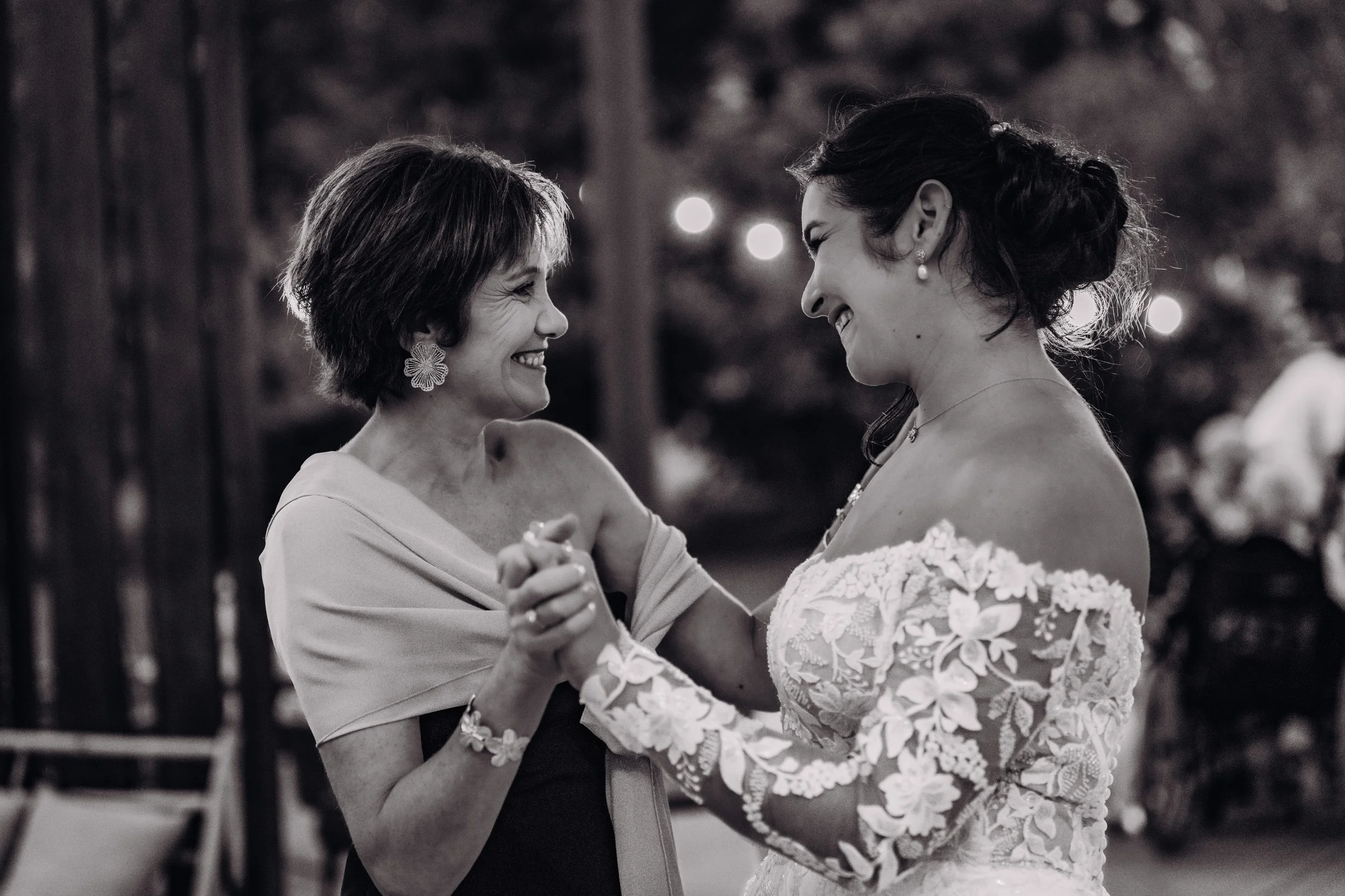 Danse entre la mariée et sa mère lors du vin d'honneur de leur mariage au Mas des Canelles près de Toulouse, en Occitanie. 