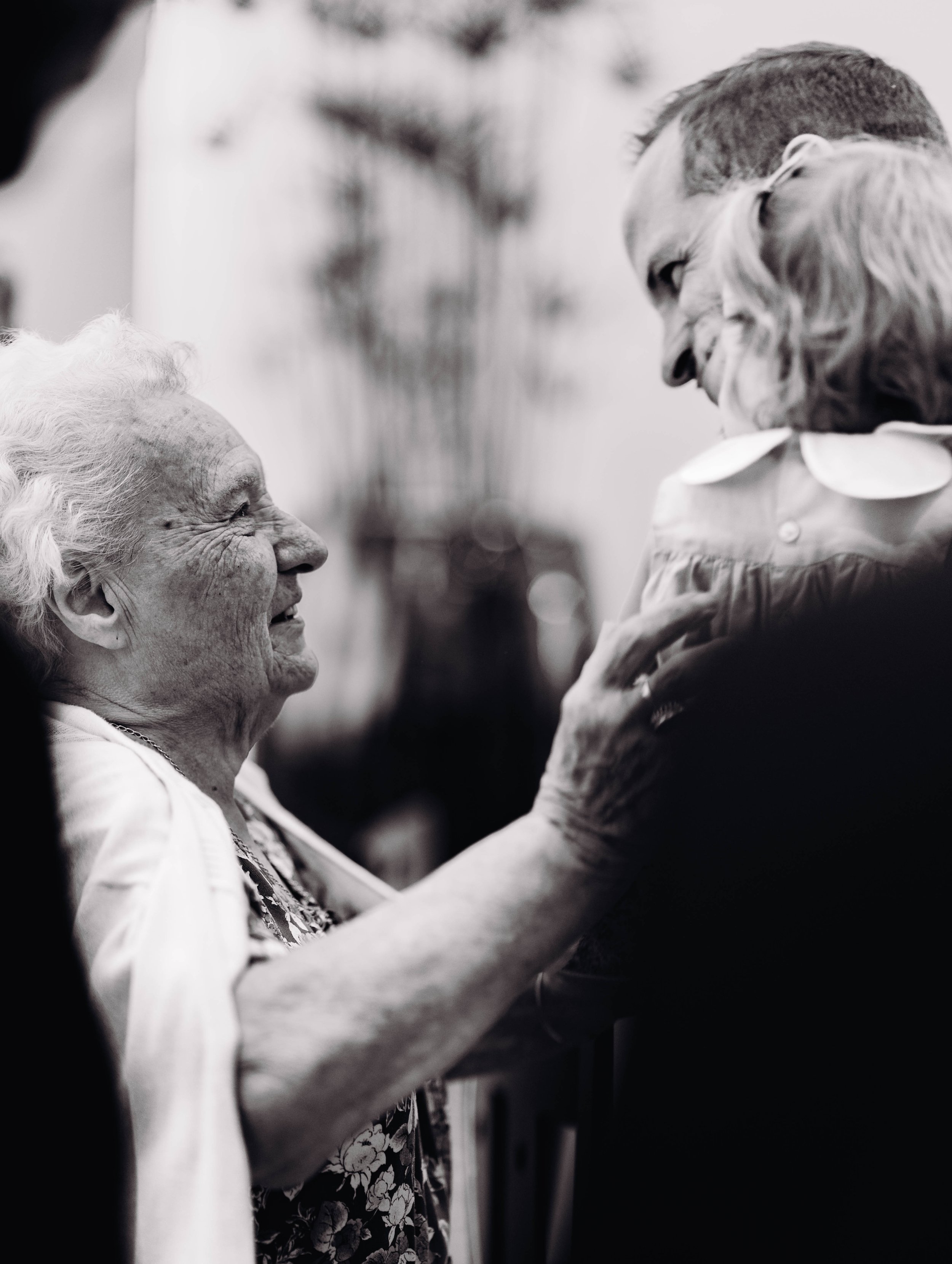 La grand mère du marié émue par le mariage de son petit fils proche de Toulouse.