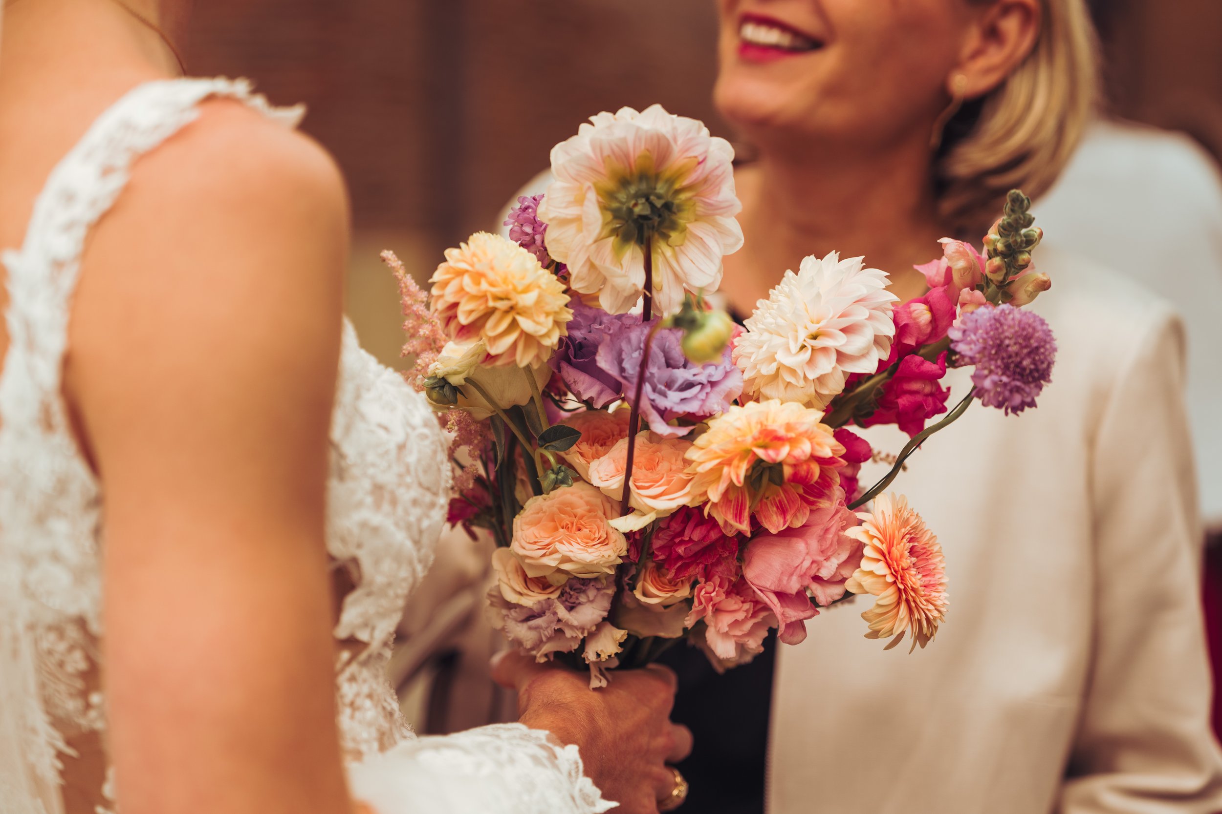Moment candide entre la mariée et l'une de ses invités après une cérémonie religieuse à l'église de Toulouse