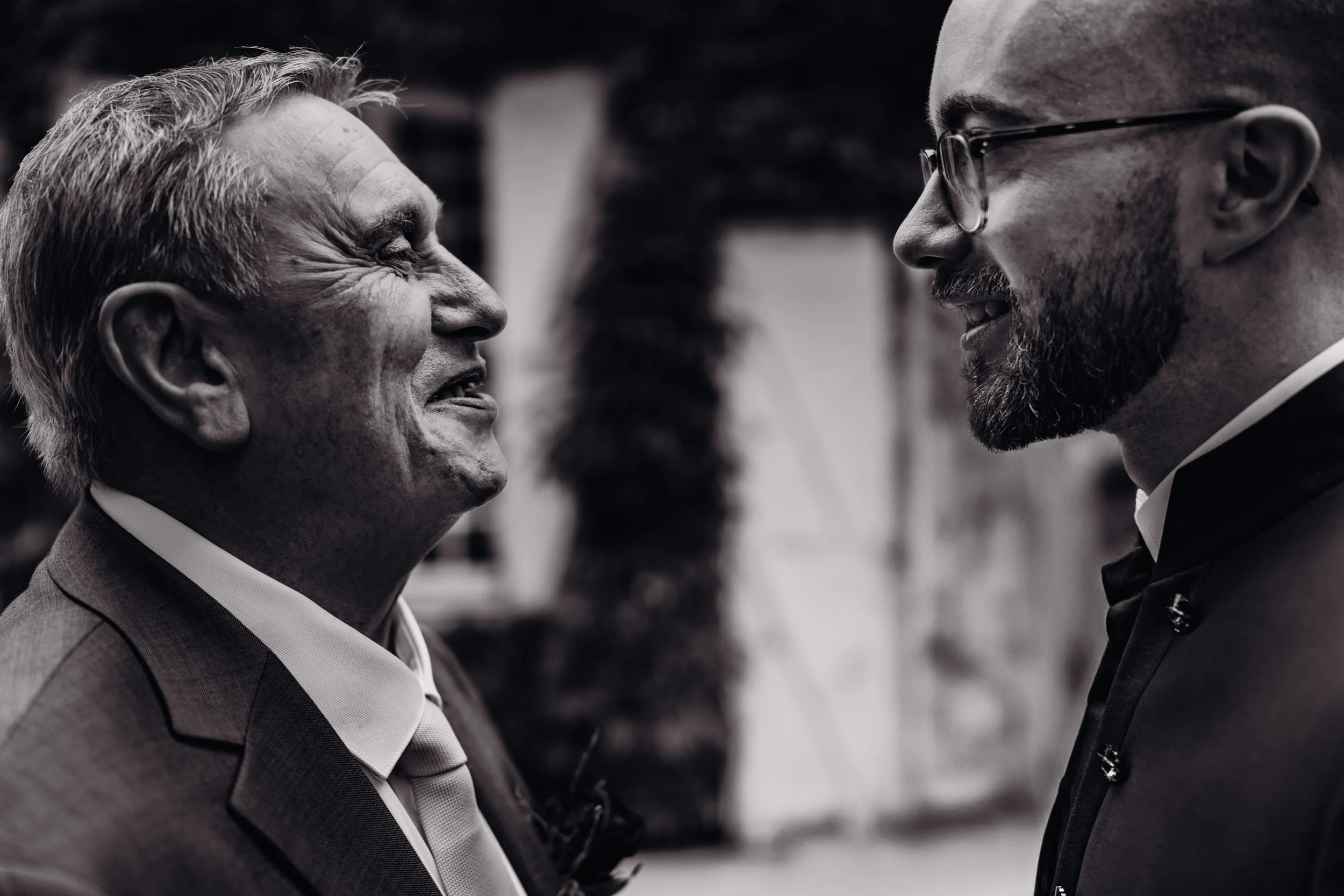 Le marié et son beau père se regarde lors du mariage laïque en extérieur au domaine de Lalanne à Fontenilles près de Toulouse, en Occitanie. 