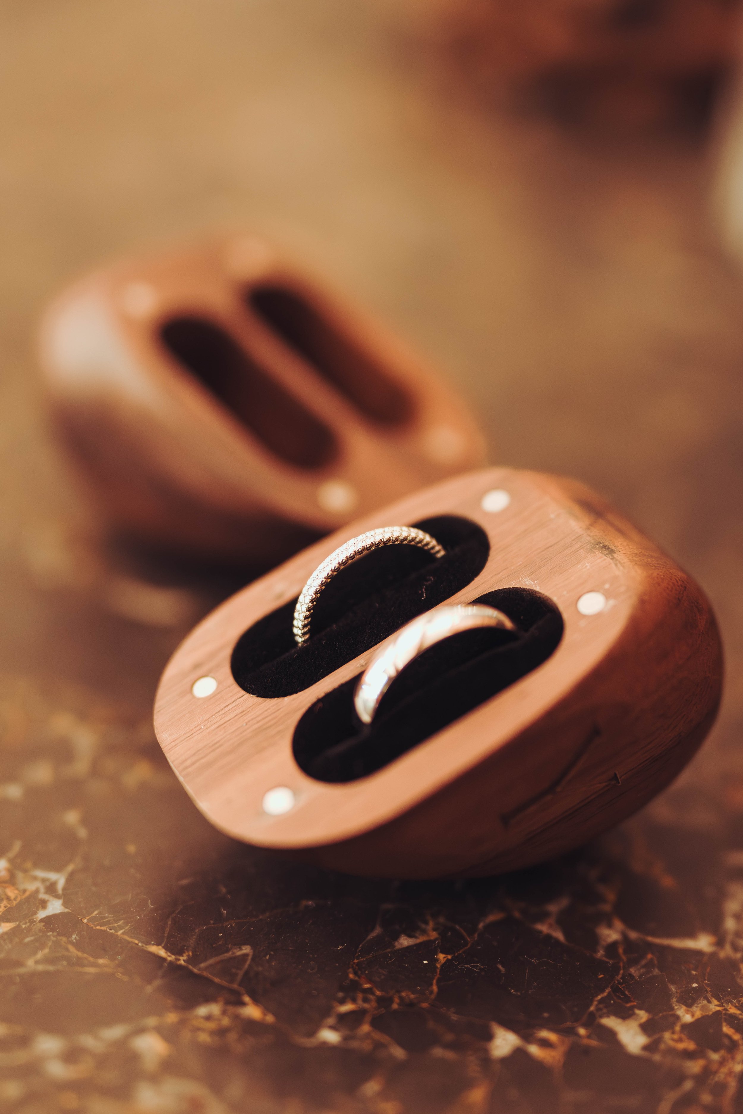 Ecrin pour les alliances des mariés au manoir du Thouron près de Toulouse, en Occitanie. 