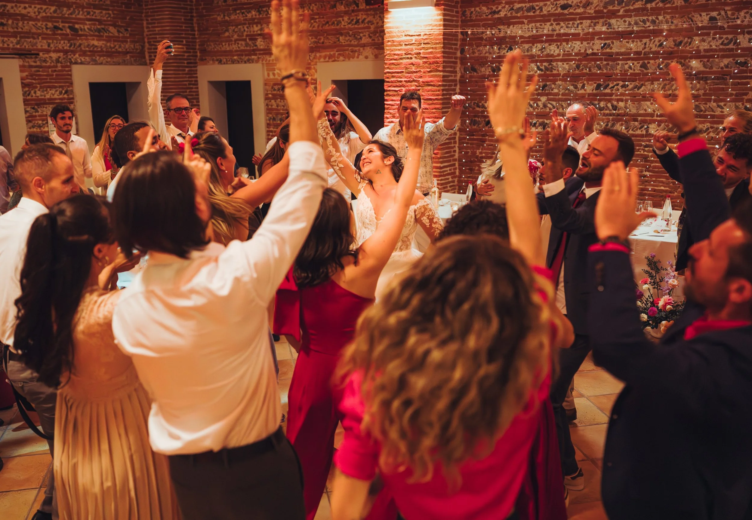 Les invités du mariage au Mas des Canelles s'amusent et danse pour la soirée de mariage. 