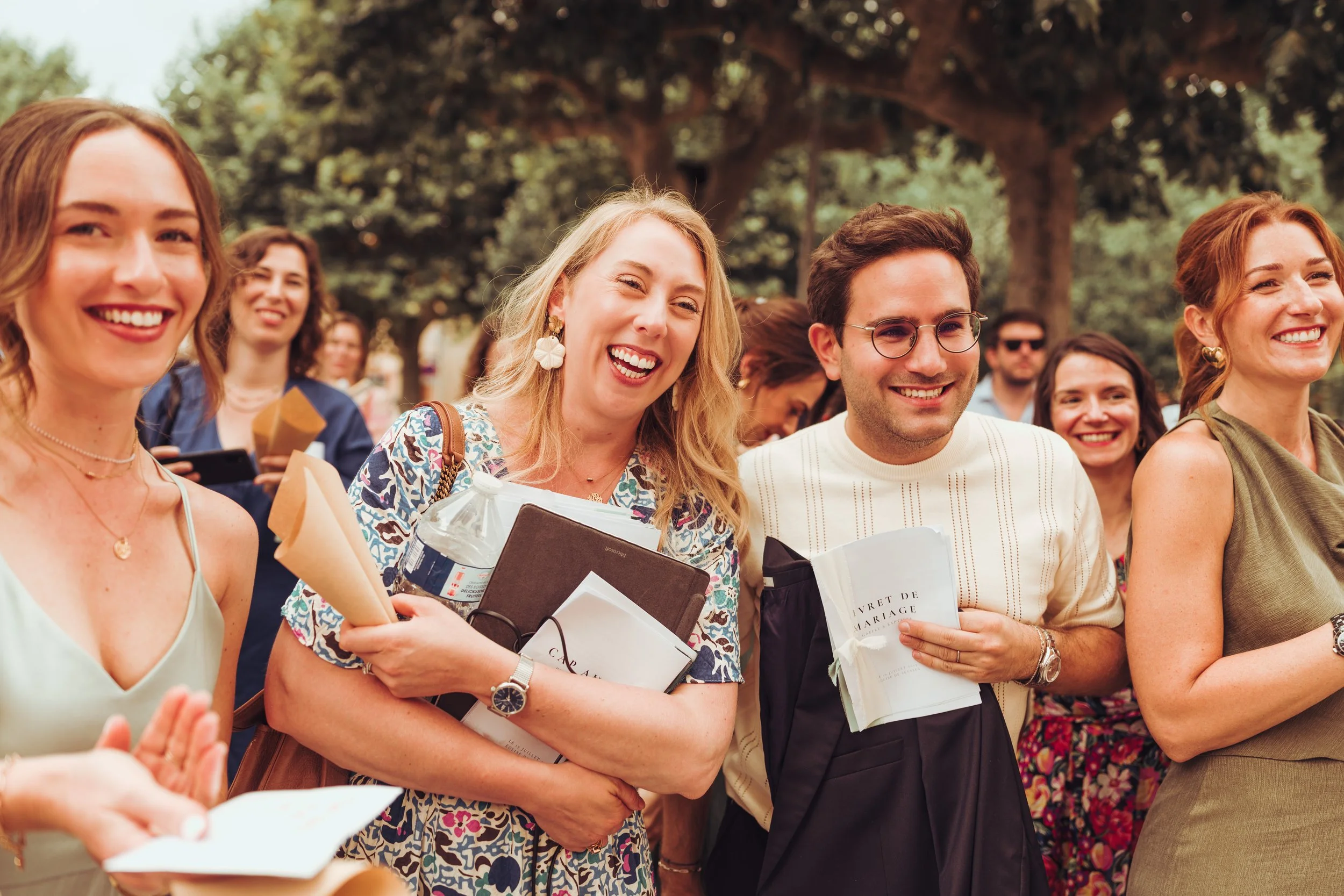 Groupe d'invités heureux d'assister à la sortie de mariés de l'Eglise de Seysse près de Toulouse, en Occitanie. 