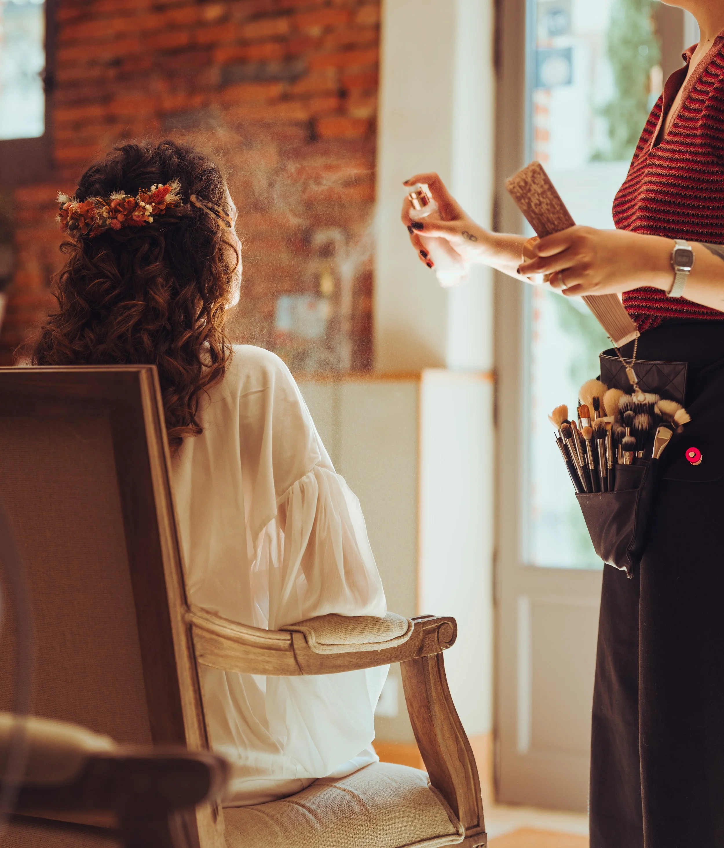 Mise en beauté de la mariée avant sa cérémonie laïque en plein air dans les sublimes jardins à la française du domaine de Gailhaguet
