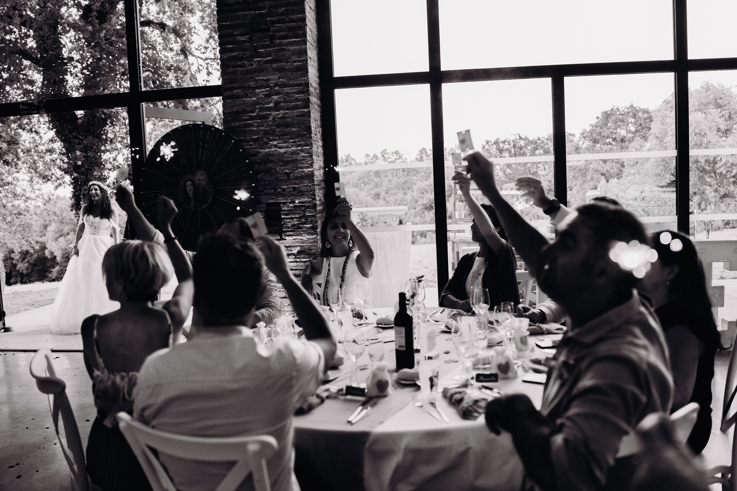 L'entrée des mariés pour leur soirée de mariage à la métairie du Fusté proche de Toulouse, en Occitanie.