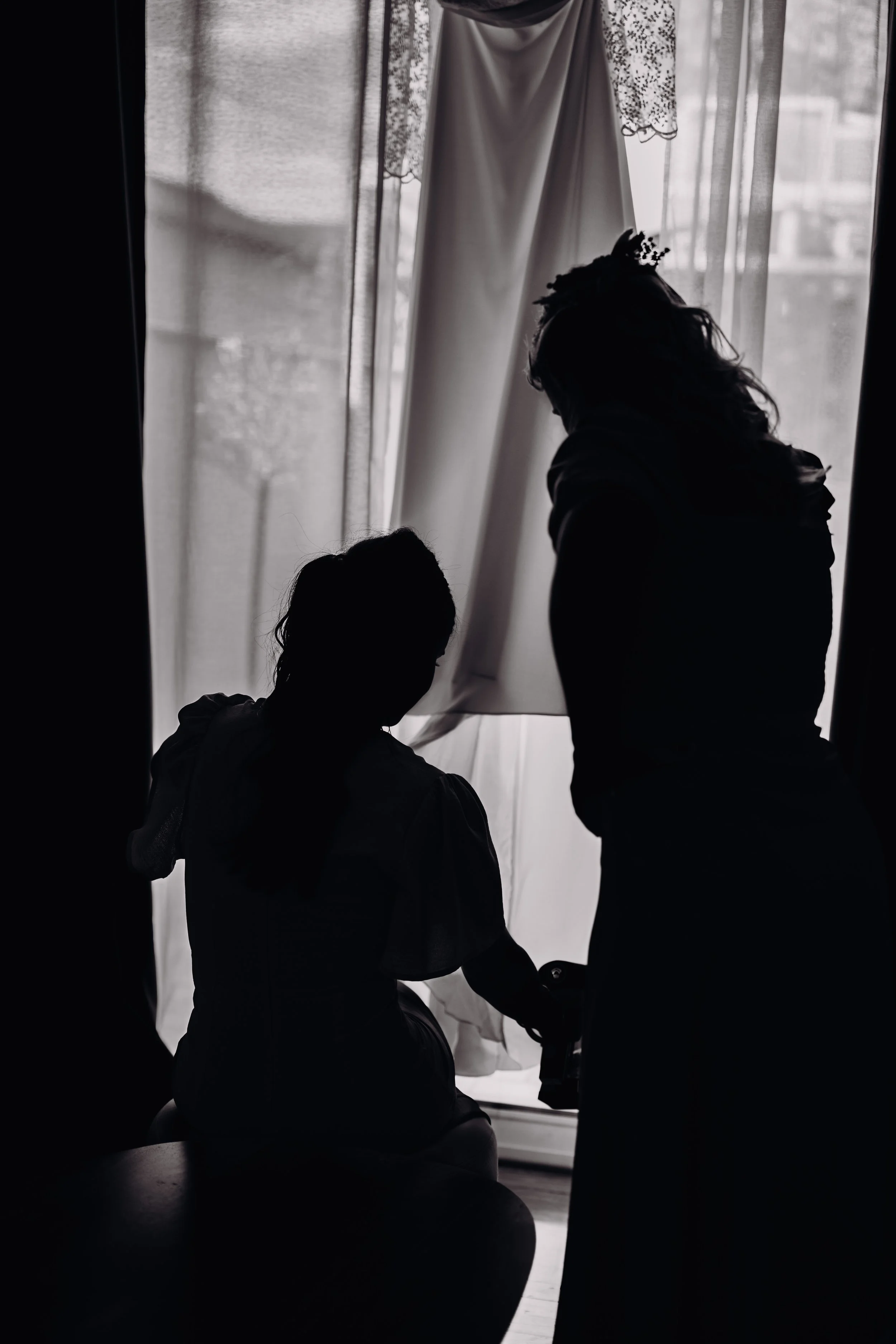 Les demoiselles d'honneur préparent la robe de la mariée avant leur mariage religieux à l'église de Tournefeuille près de Toulouse, en Occitanie. 