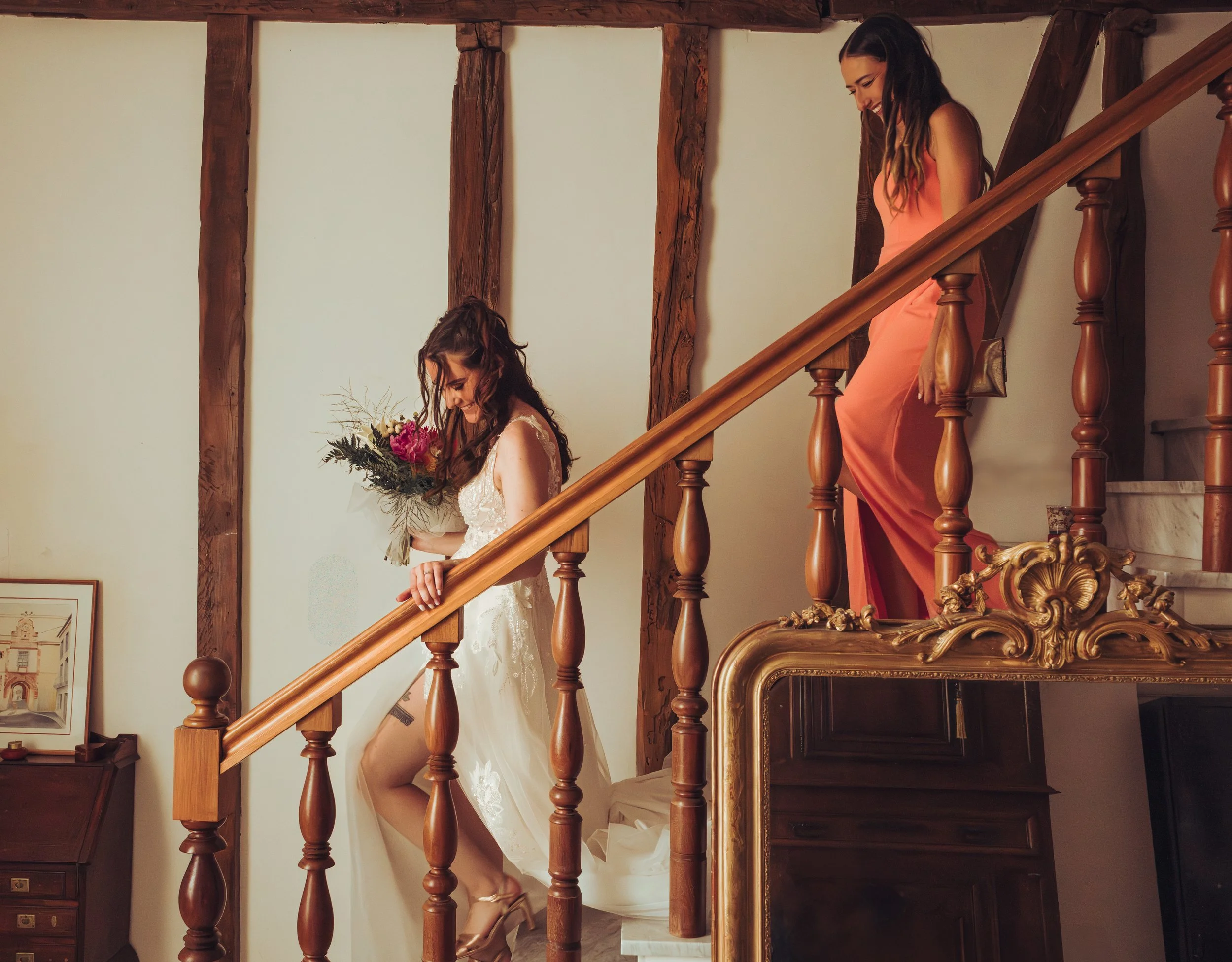 La mariée et sa témoin se rendent au first look des futurs époux au domaine de Lalanne, proche de Toulouse