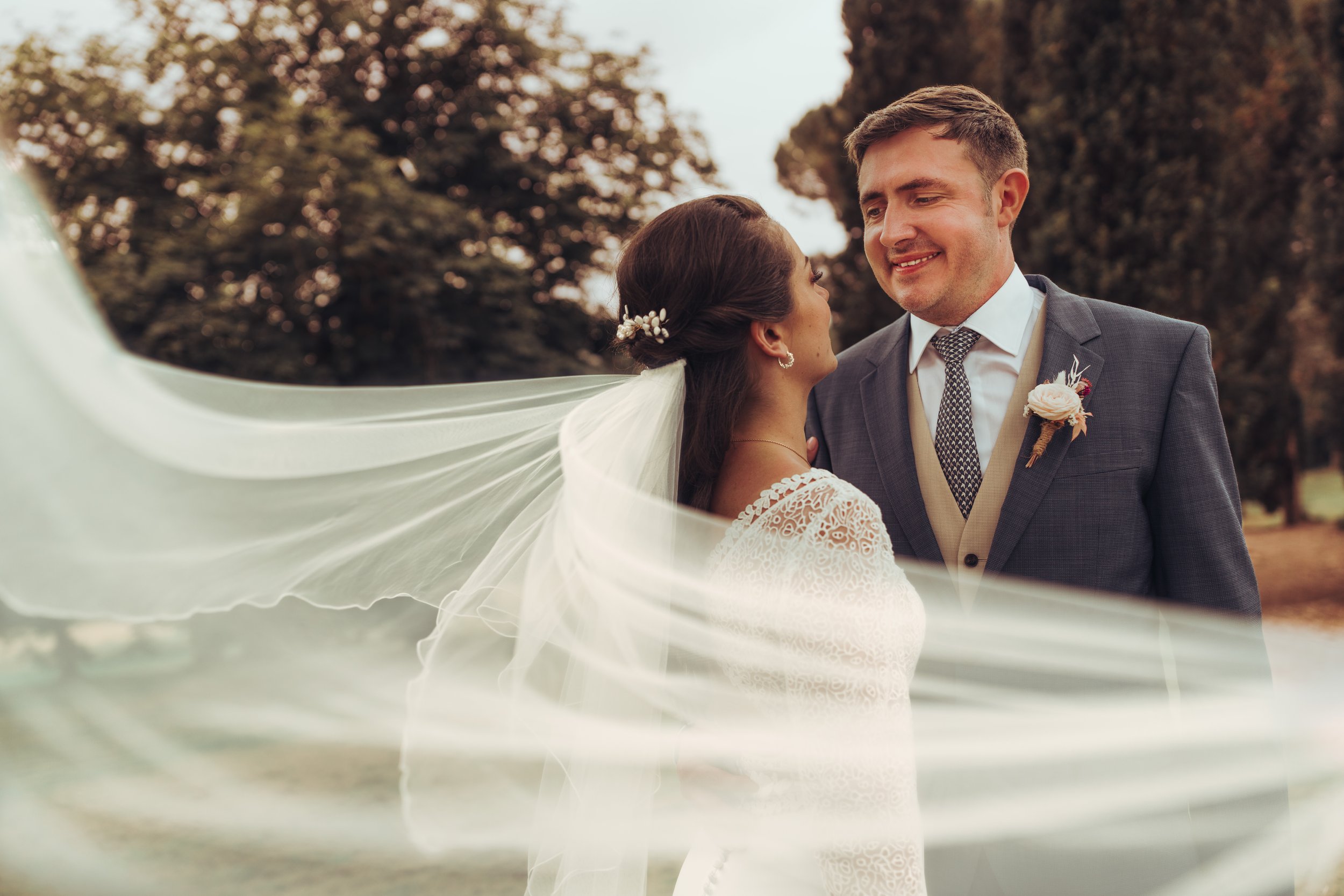 Le voile de la mariée s'envole lors de la séance photo de couple au domaine de Gailhaguet proche de Toulouse