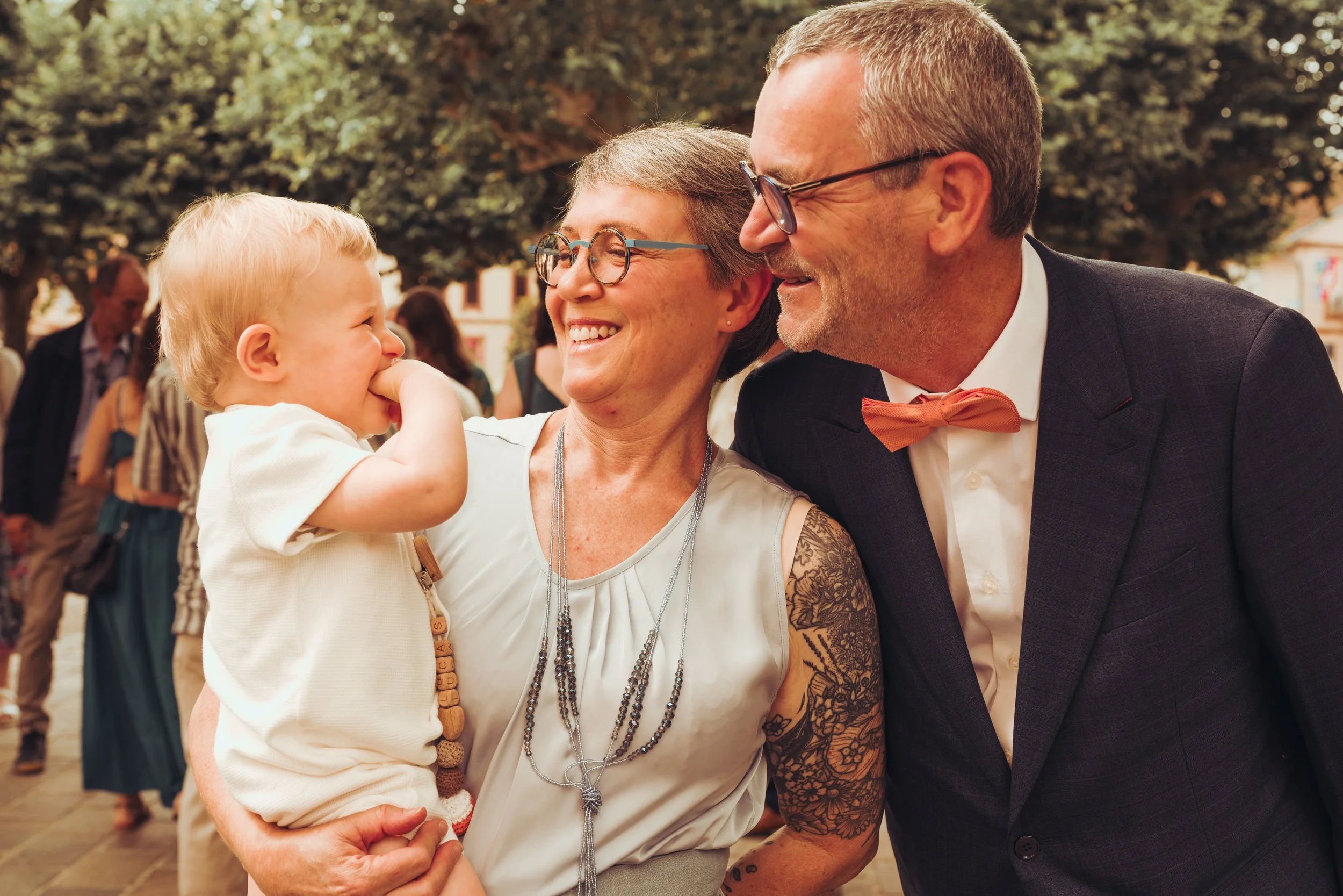 Les parents du marié avec leur petit fils avant la cérémonie de mariage à l'église de Seysse, près de Toulouse, en Occitanie. 