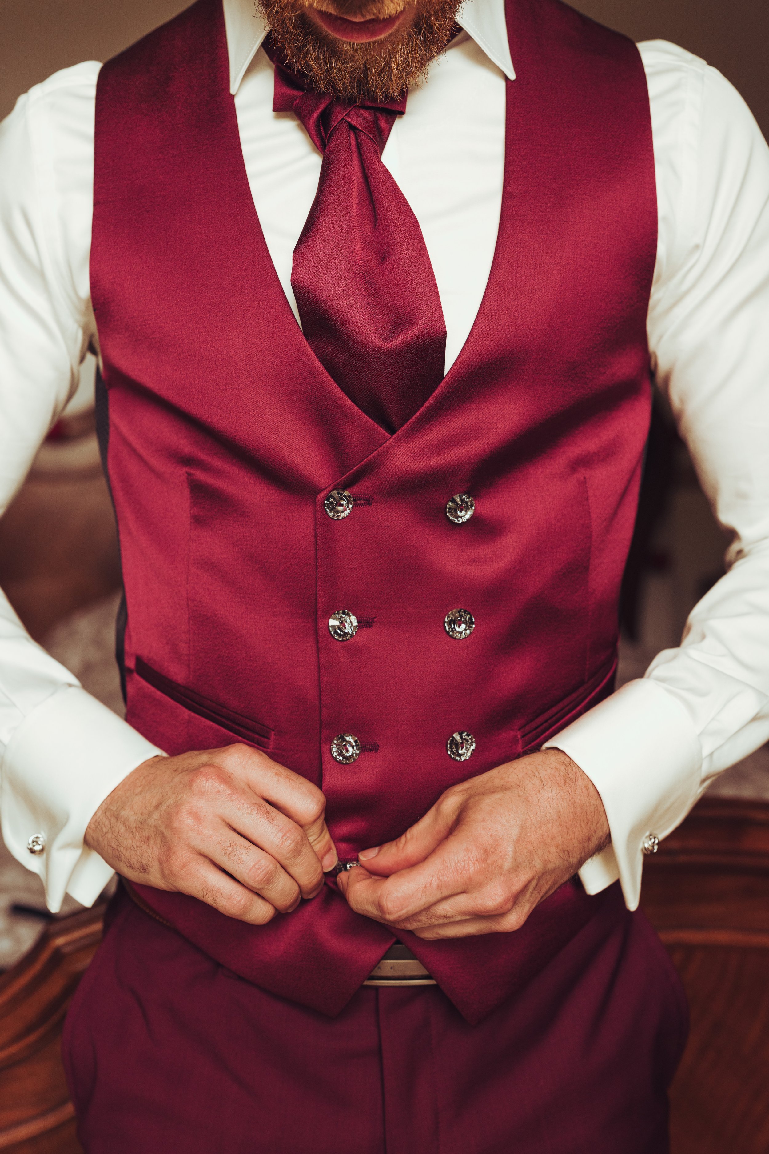 Préparatif du marié au domaine de Lalanne près de Toulouse, en Occitanie. 