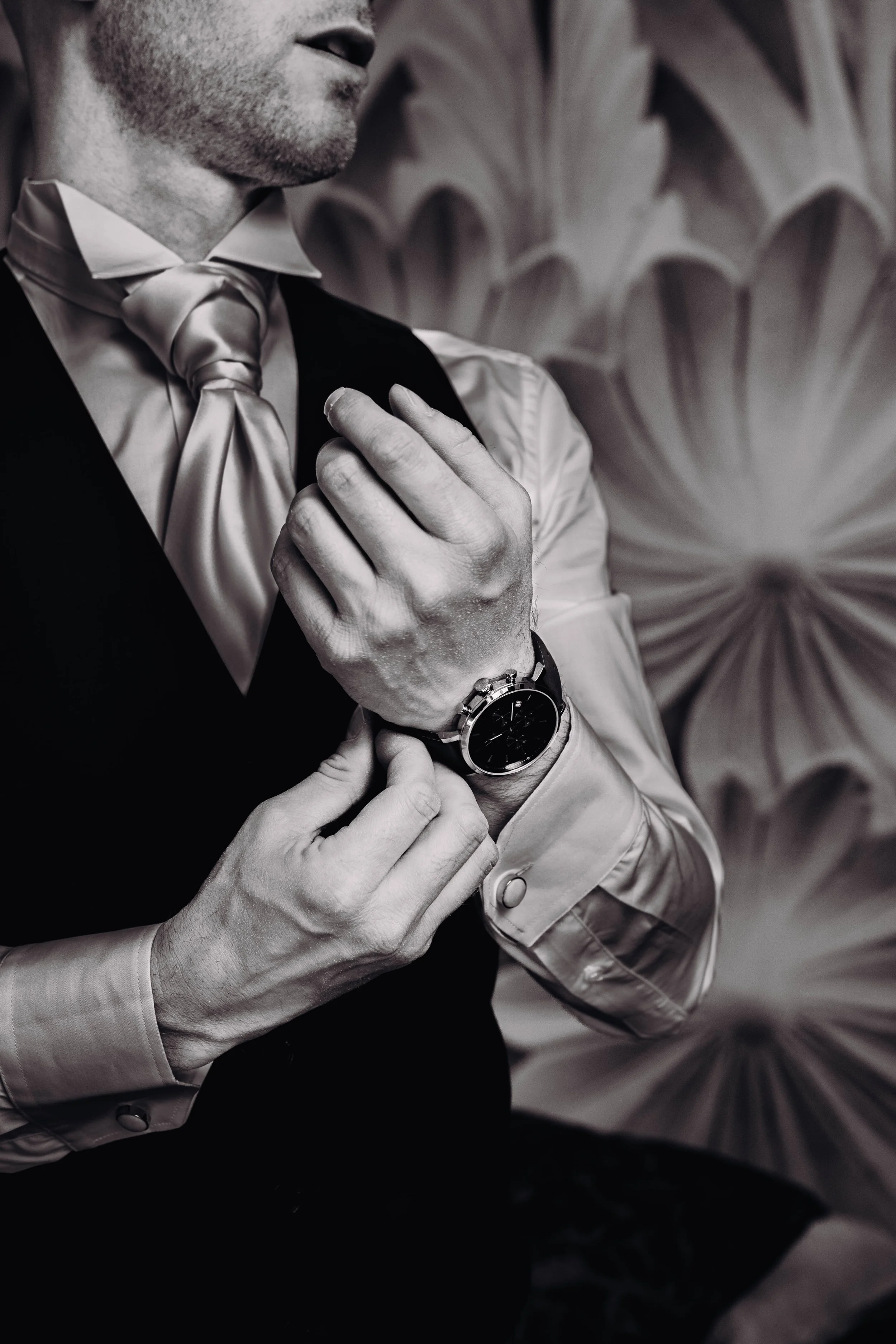 Préparatifs du marié au château de Puydaniel près de Toulouse, en Occitanie. 