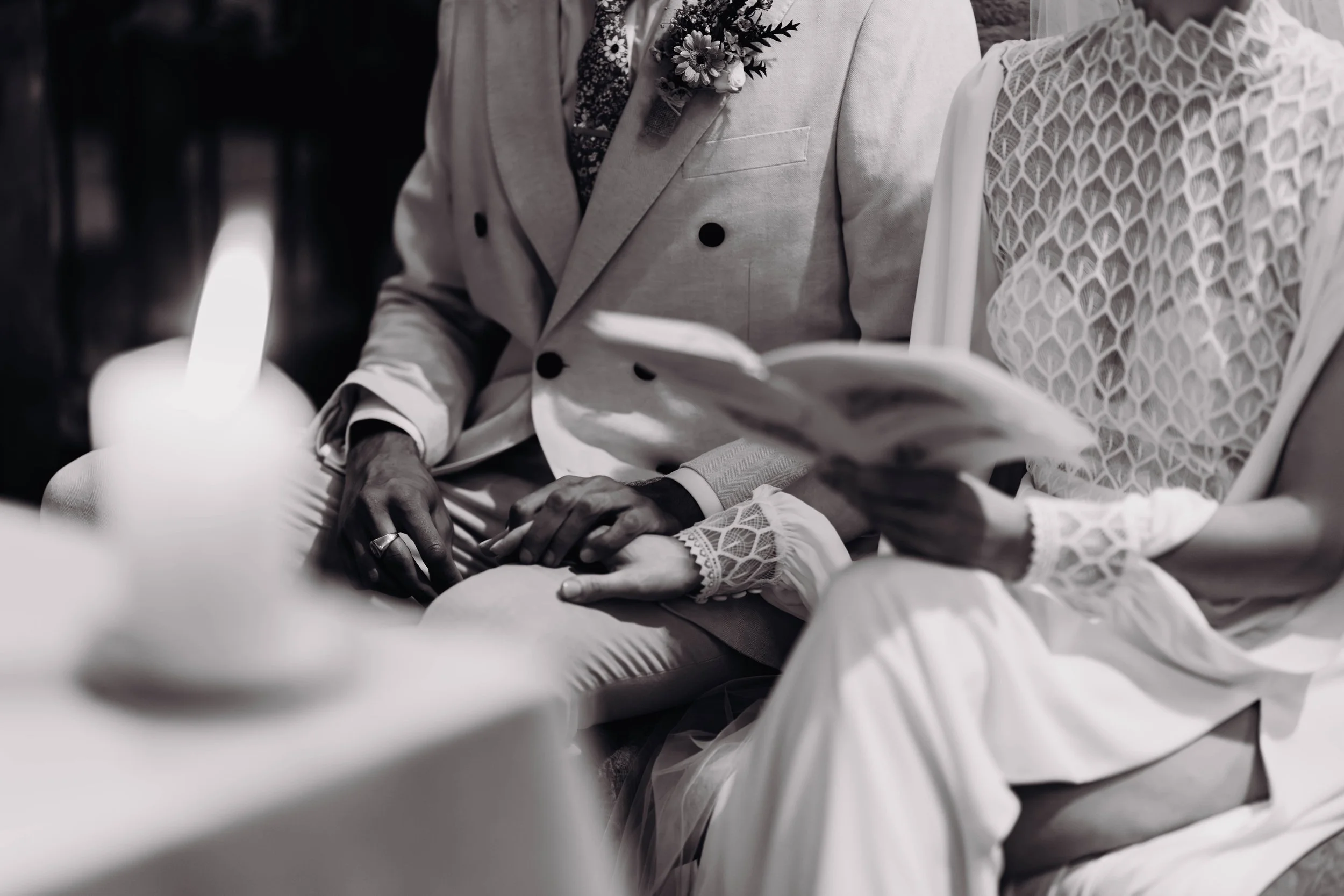 Les jeunes mariés sont assis devant l'autel à l'Eglise lors de leur mariage religieux proche de Toulouse. 