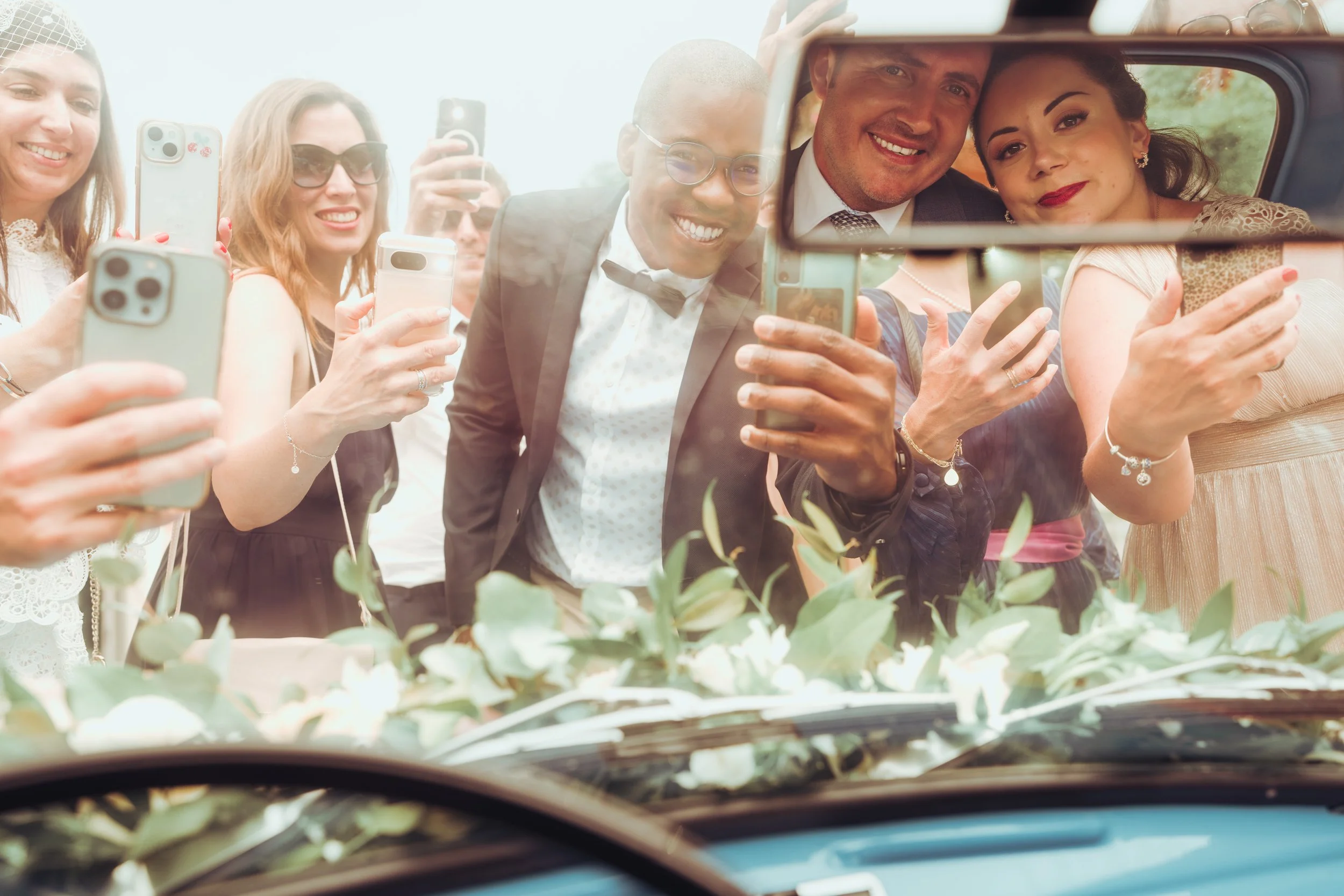 Les invités accueillent les nouveaux mariés au domaine de Gailhaguet proche de Toulouse, en Occitanie, lors de leur mariage. 