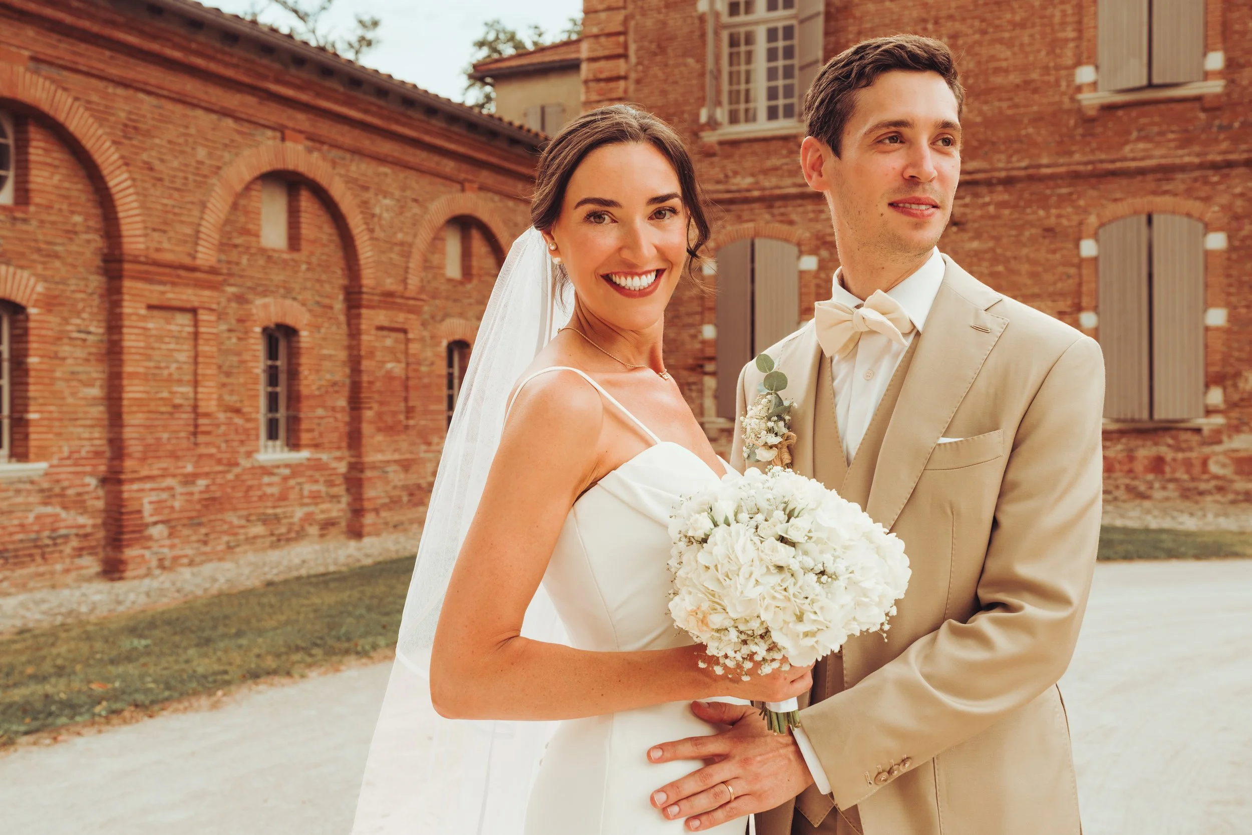 Photo de couple devant l'Orangerie des Demoiselles de Frouzins près de Toulouse, en Occitanie. 