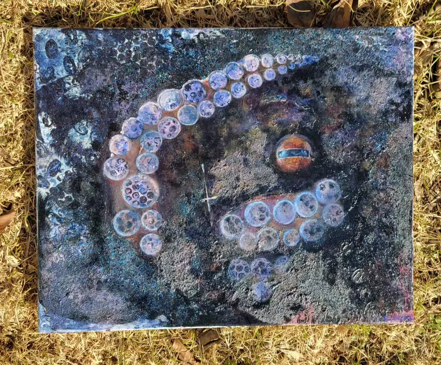 Swipe to see the video since this piece is IMPOSSOBLE to photograph from one angle 🥲🐙✨️

"The mess that cleared my head" 
Acrylic paint, sand, glitter, and ink on canvas 

#acrylicartist #octopus #glitter #mixedmedia #sand