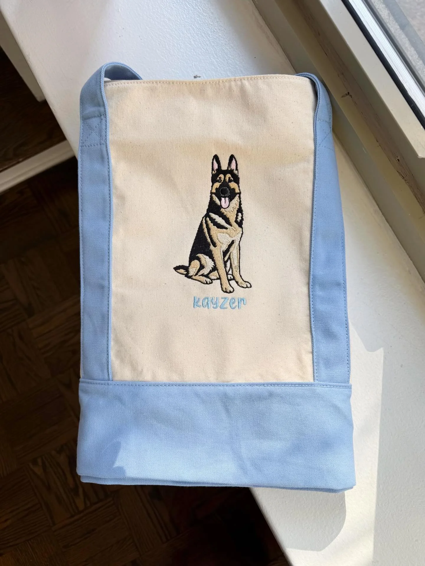 Gearing up for summer with these super cute pet portrait totes! Our totes feature a custom embroidered portrait of your furry friend(s), your favorite accent color, and a zipper top to secure your goodies! Place an order today on our site 💕

#petemb