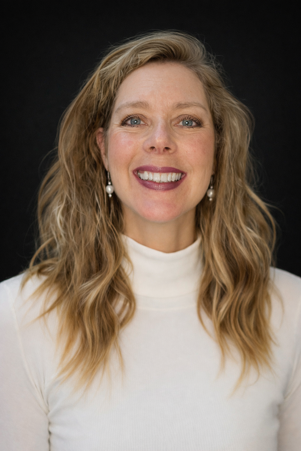 Sarah McFarland Head Shot.png